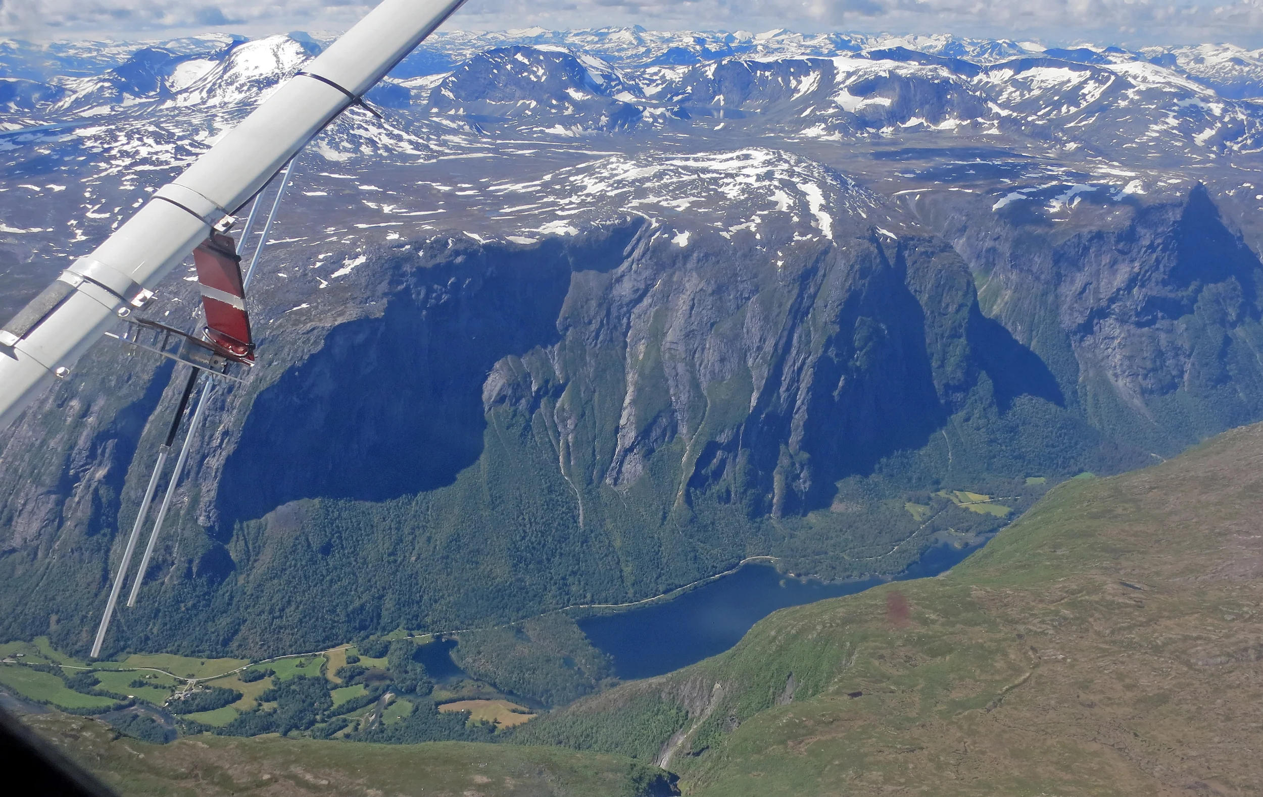 Vi flyr på "kanten" mot Eikesdalen og Eikesdalsvatnet. Det er "langt" ned! Utsikt mot sørvest..