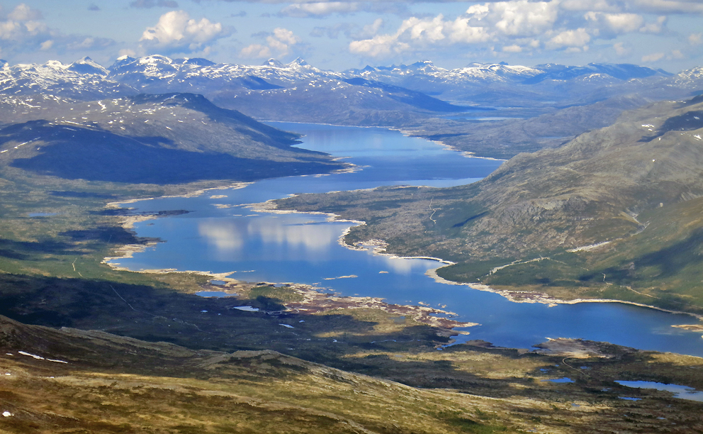 På tur mot Oppdal igjen og andre mellomlanding. Her passerer vi Aursjømagasinet i Snøhetta (utsikt nordvestover).