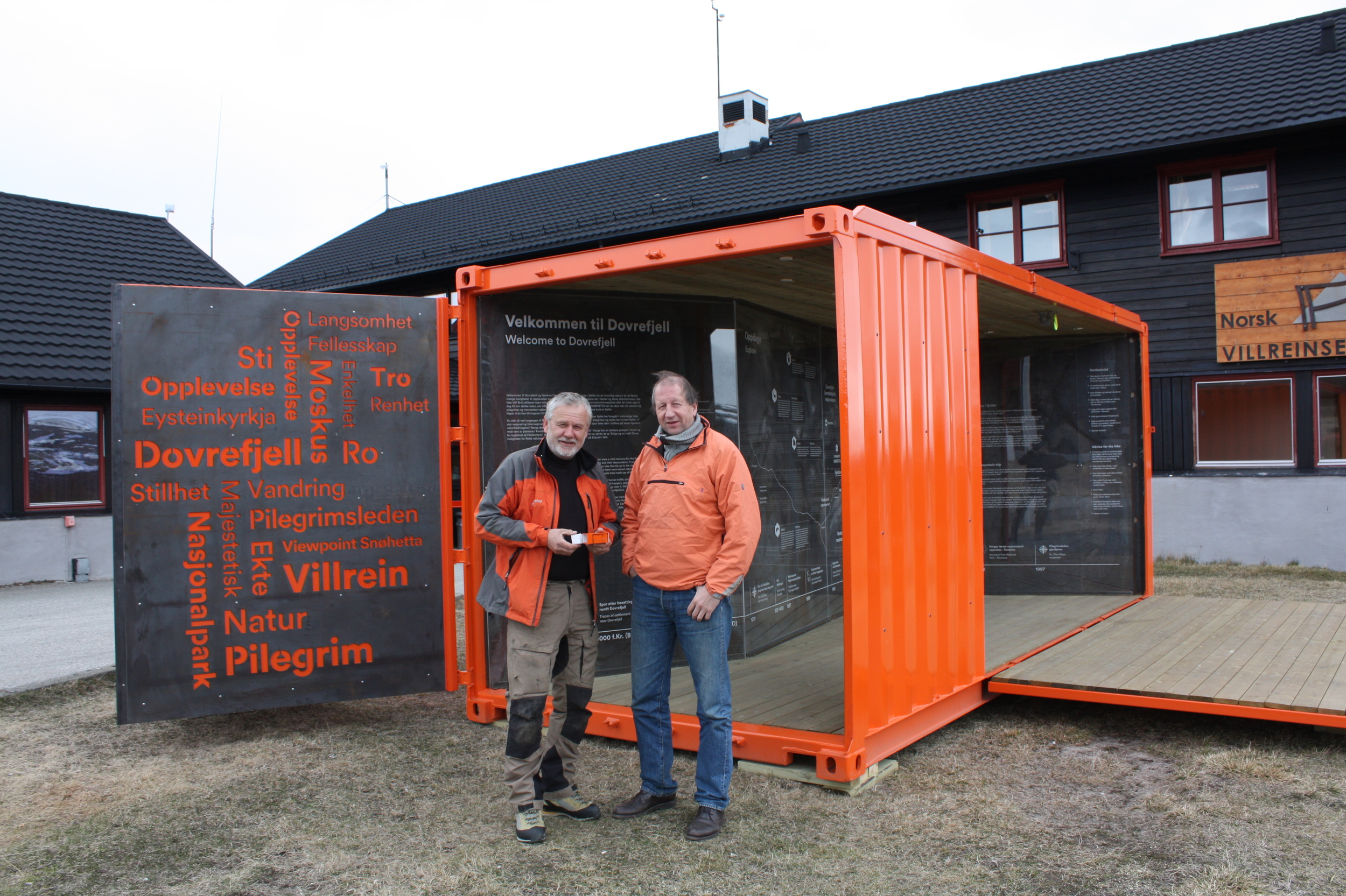 Jo Skorem, Norsk Villreinsenter Nord og Hans-Jacob Dahl, Pilegrimssenter Dovrefjell gleder seg til å se info-boksen i bruk.