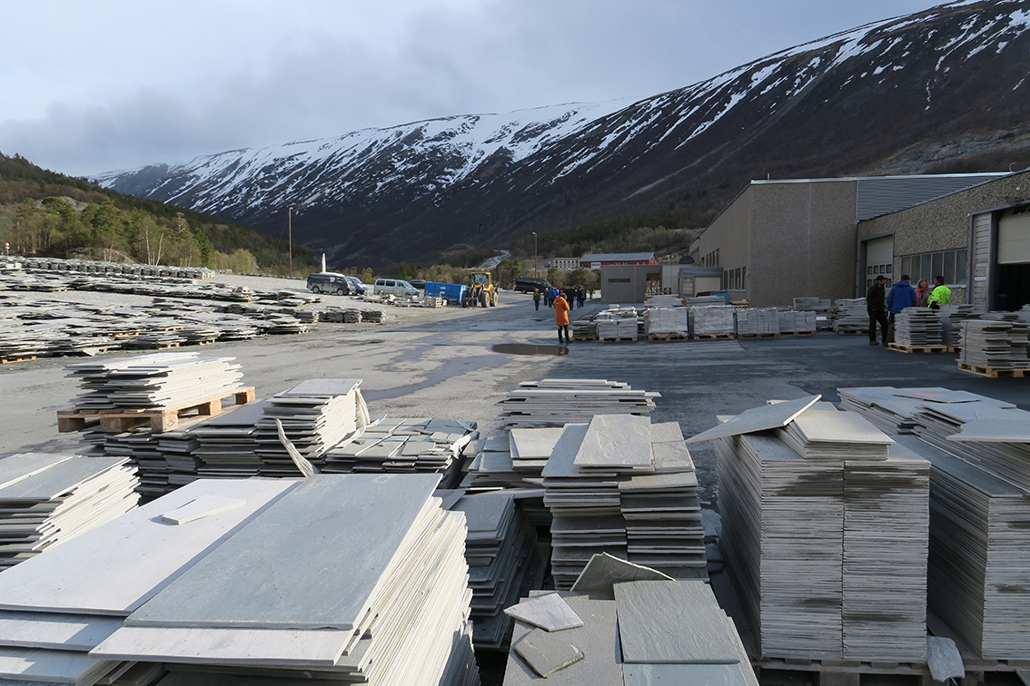 Fra befaringen på hovedanlegget til Minera Skifer. Bedriften opplyser følgende på sin nettside: "Minera Skifer representerer skiferprodukter med høy kvalitet fra skandinaviske bergarter, som er mange hundre millioner år gamle. Minera Skifer er Skandinavias ledende skiferprodusent og har skiferbrudd i Oppdal og Otta i Norge og i Offerdal i Sverige. Hovedkontoret er lokalisert på Oppdal. Minera Skifer- konsernet har ca 145 ansatte og produserer knapt 300 000 m 2 årlig. Årlig salg er ca. NOK 160 mill. Skifer fra Minera Skifer er eksportert til alle verdensdeler, og har gjennom årtier opparbeidet et godt rykte som kvalitetsprodukter. Alle produktene er CE-merket". Foto: A. Nyaas Dyktige guider på bussturen rundt om i Oppdal, var Lars Rise og Narve Hårstad, for øvrig leder og nestleder i Oppdal Bygdelamenning