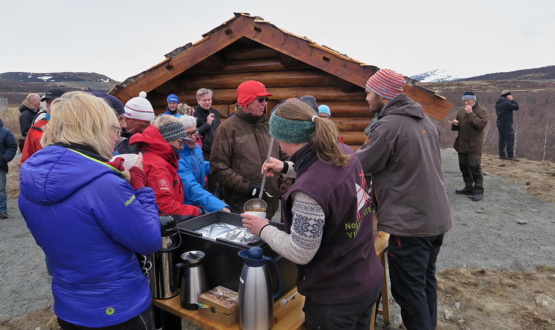 Servering av gloheit suppe med grønnsaker og villreinkjøtt. Det smakte! Foto: A. Nyaas