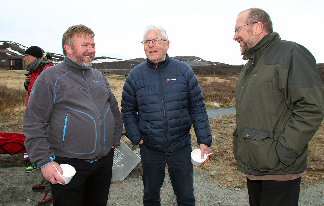 Tre som koste seg på Hjerkinn. Fra venstre Bengt Fasteraune, ordfører i Dovre kommune, Karl Baadsvik, styreleder i Norsk Villreinsenter og Ola Røtvei, ordfører i Oppdal kommune. Foto: A. Nyaas