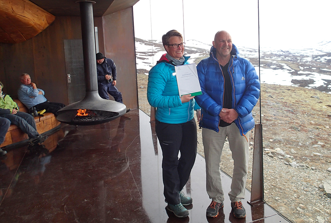 En arbeidsgruppe ledet av Hans Olav Bråtå i Østlandsforskning, har vurdert mulighetene for økt verdiskapning i villreinfjellet. I rapporten kommer arbeidsgruppa med konkrete forslag til hvordan dette kan løses. Klima- og miljøminister Tine Sundtoft mottok rapporten under besøket på viewpoint SNØHETTA. Foto: Ingrid Nerhoel