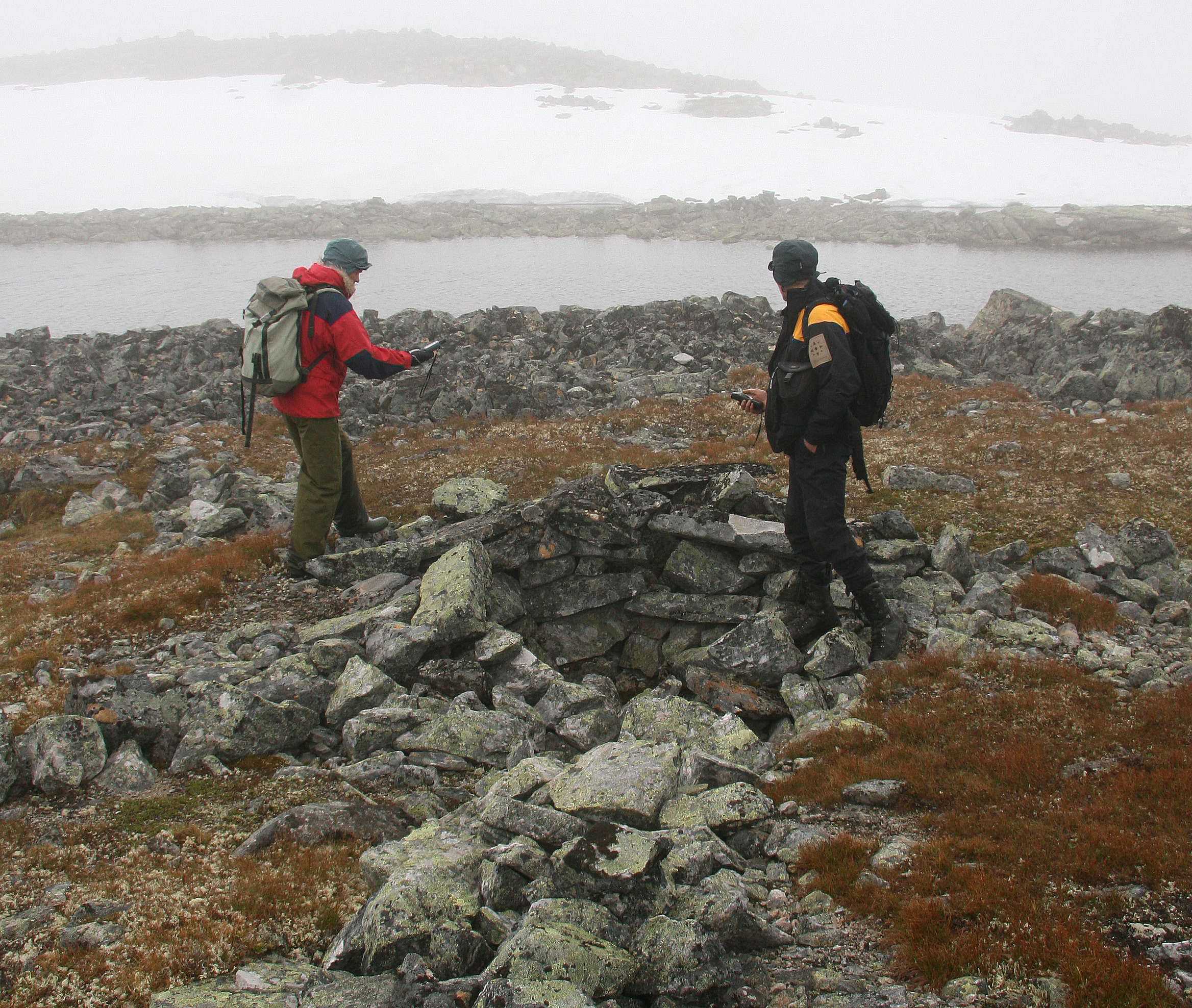 Fangstgrav med ledegjerder vitner om tidligere tiders fangst av rein. Foto: Anders Mossing