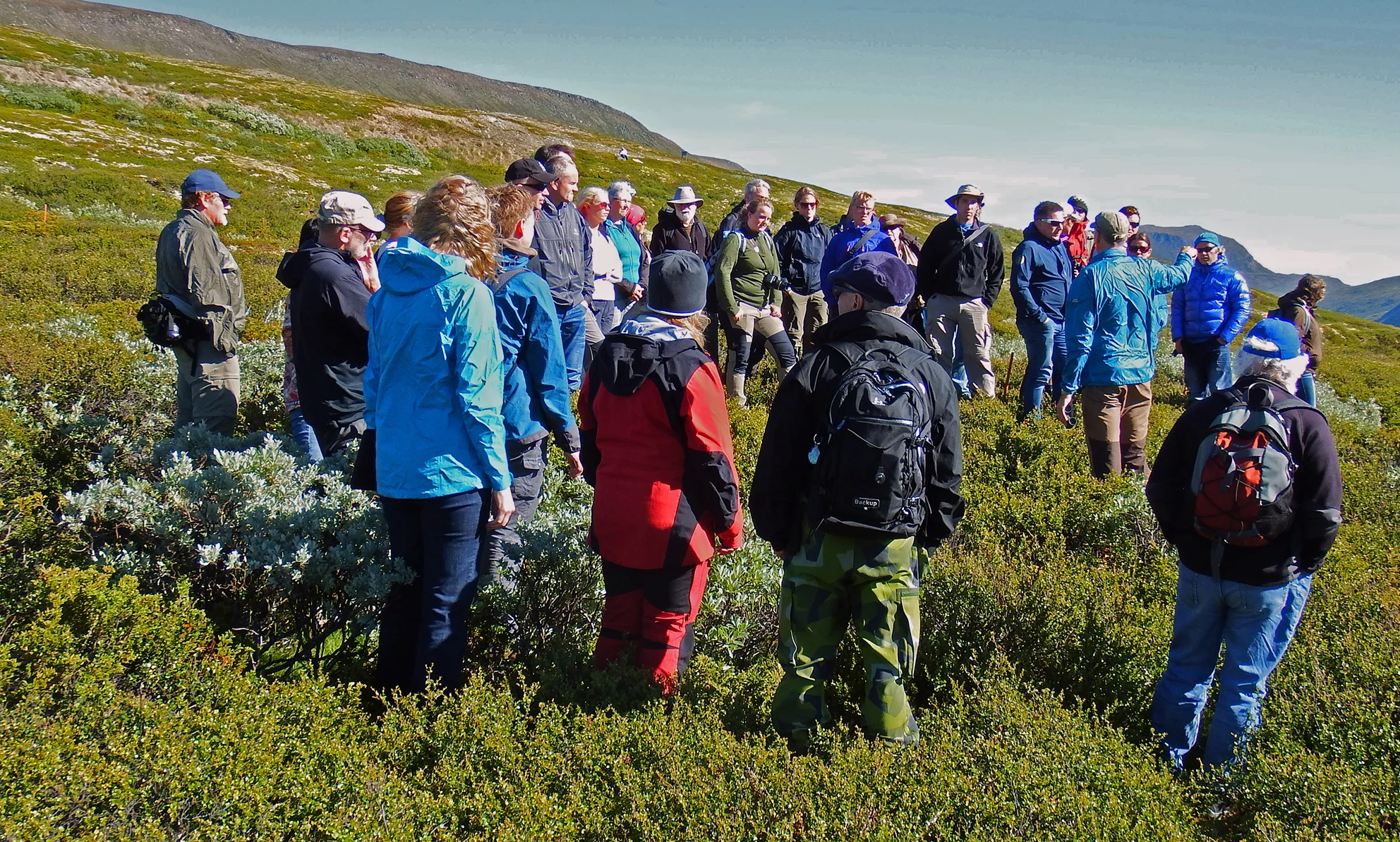 Arkeolog Jostein Bergstøl (UiO) forteller om det omfattende gamle fangstsystemet i Grimsdalen (seansen ble for øvrig også vist på NRK samme kveld som innledning til reinsjakta som starta dagen etter). Foto: Tor Punsvik