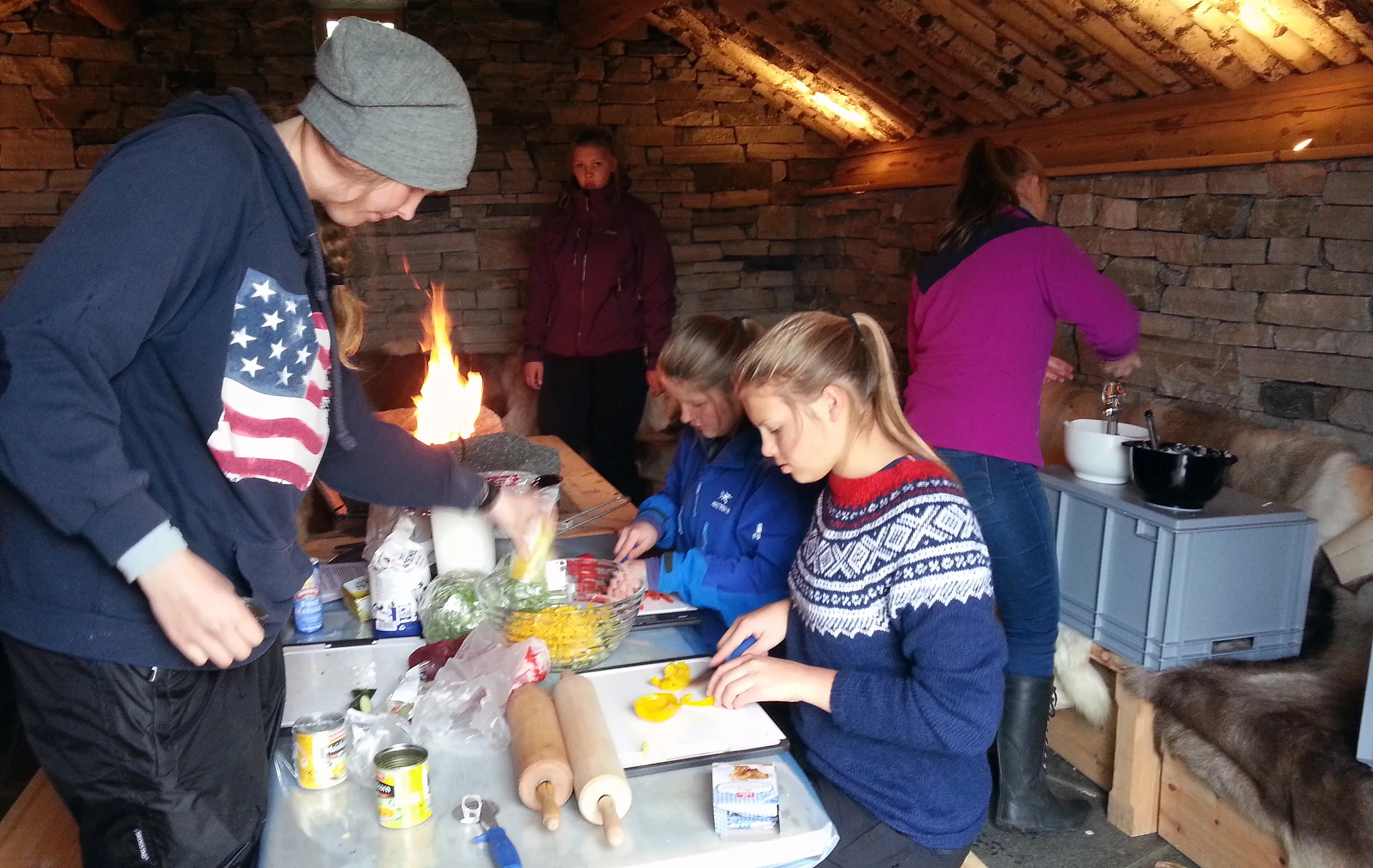 Undervisningsdagen ved Skinnarbu ble avsluttet i "Steinbua" med matlaging. Foto: NVS/Guro Lien.