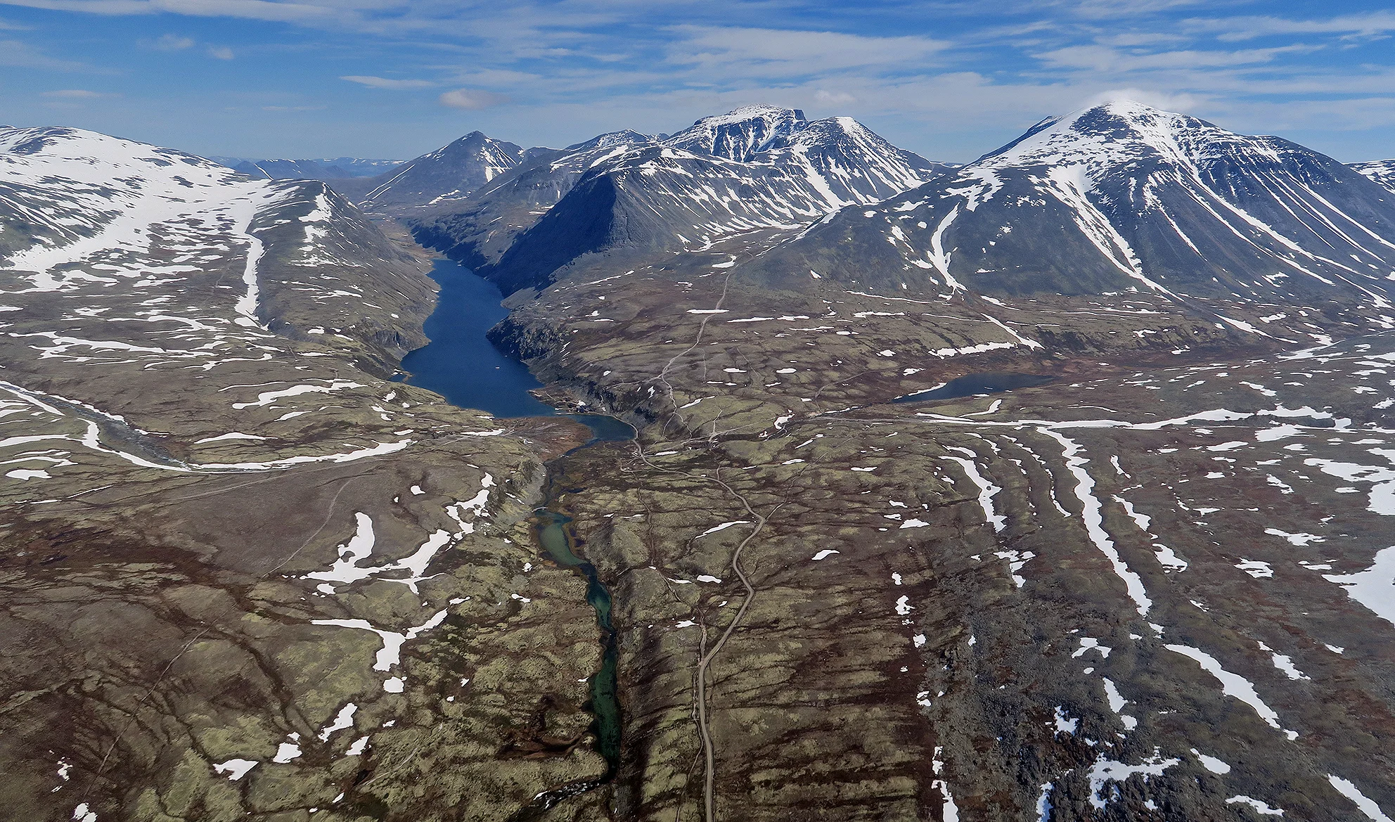 Rondane 2. juli 2015 med Rondvatnet (Rondvassbu i sørenden) og toppene Rondvasshø (1578 m.o.h.), Storronden (2138 m.o.h.) og Rondeslottet (2177 m.o.h.). Foto: A. Nyaas