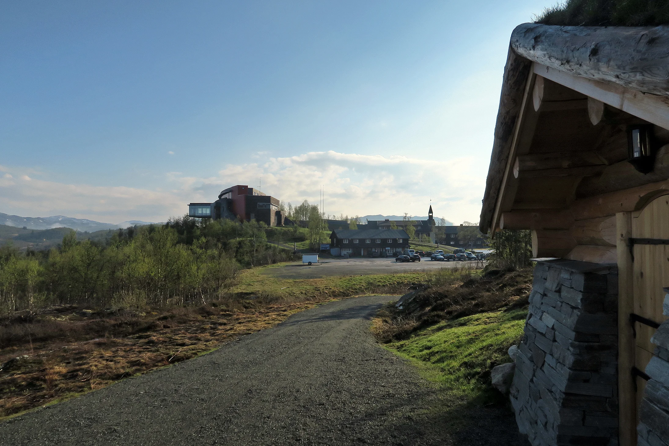 Fra venstre i horisonten: Hardangervidda Nasjonalparksenter, Norsk Villreinsenter Sør og Skinnarbu Nasjonalparkhotell. Foto: A. Nyaas