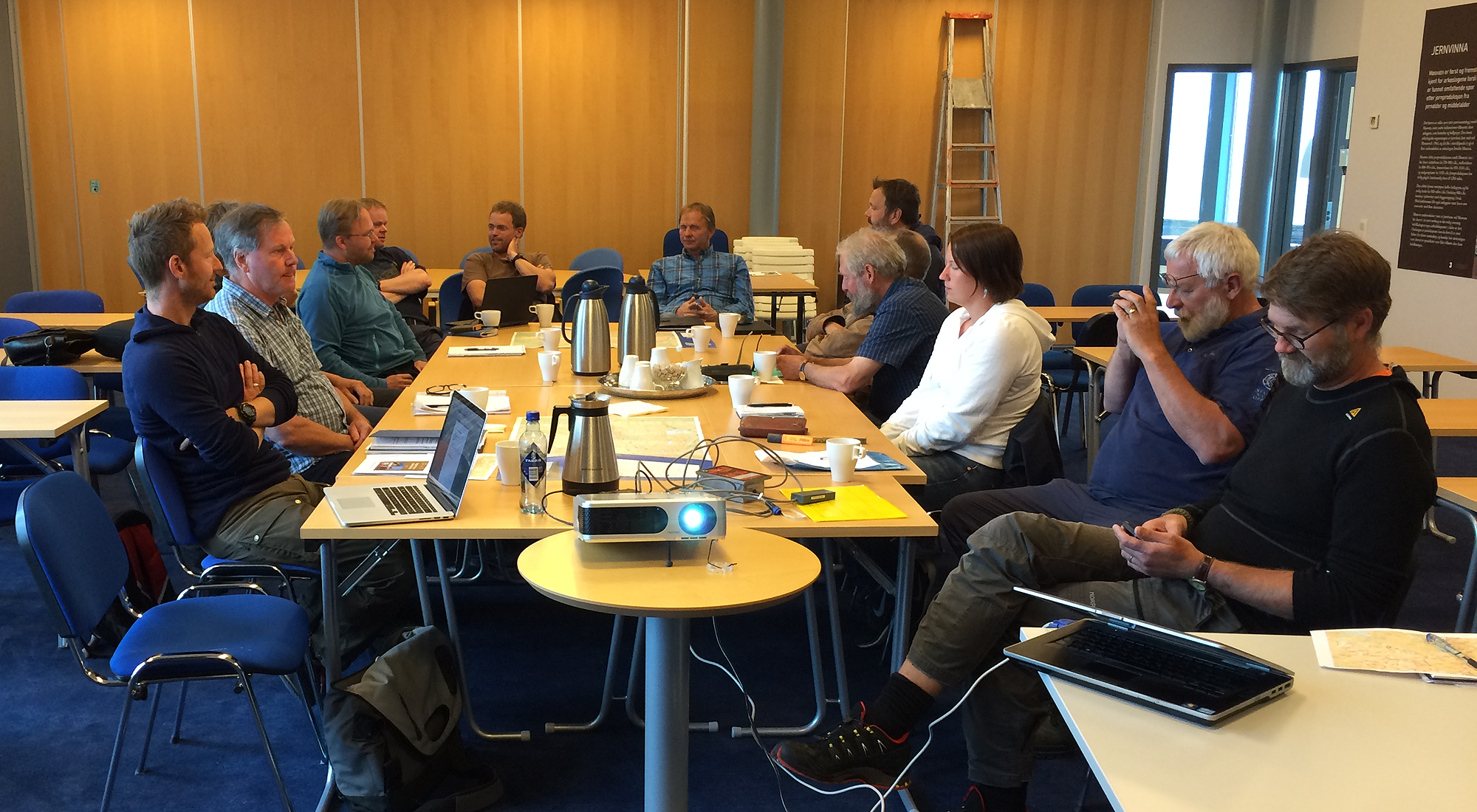 En engasjert og bredt sammensatt forsamling diskuterer muligheten for oppstart av et prosjekt for å registrere ferdsel på Hardangervidda. Foto: Marianne Singsaas