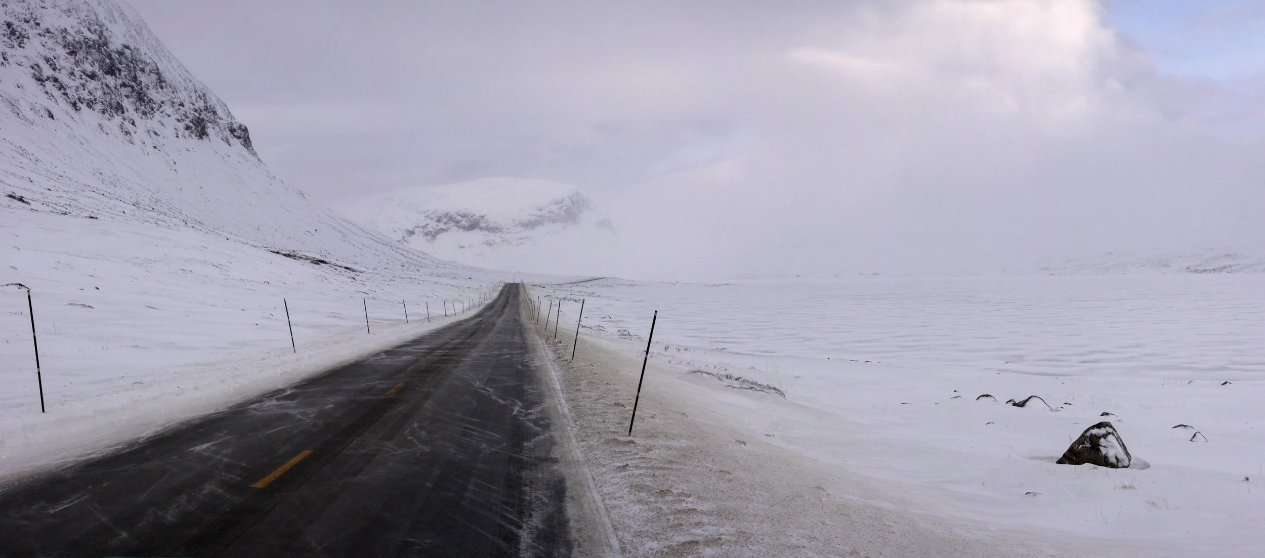 Vegen over Hemsedalsfjellet er eit sentralt skilje mellom Nordfjella villreinområde og Filefjell Reinlag sitt område. Foto: Kjell Bitustøyl