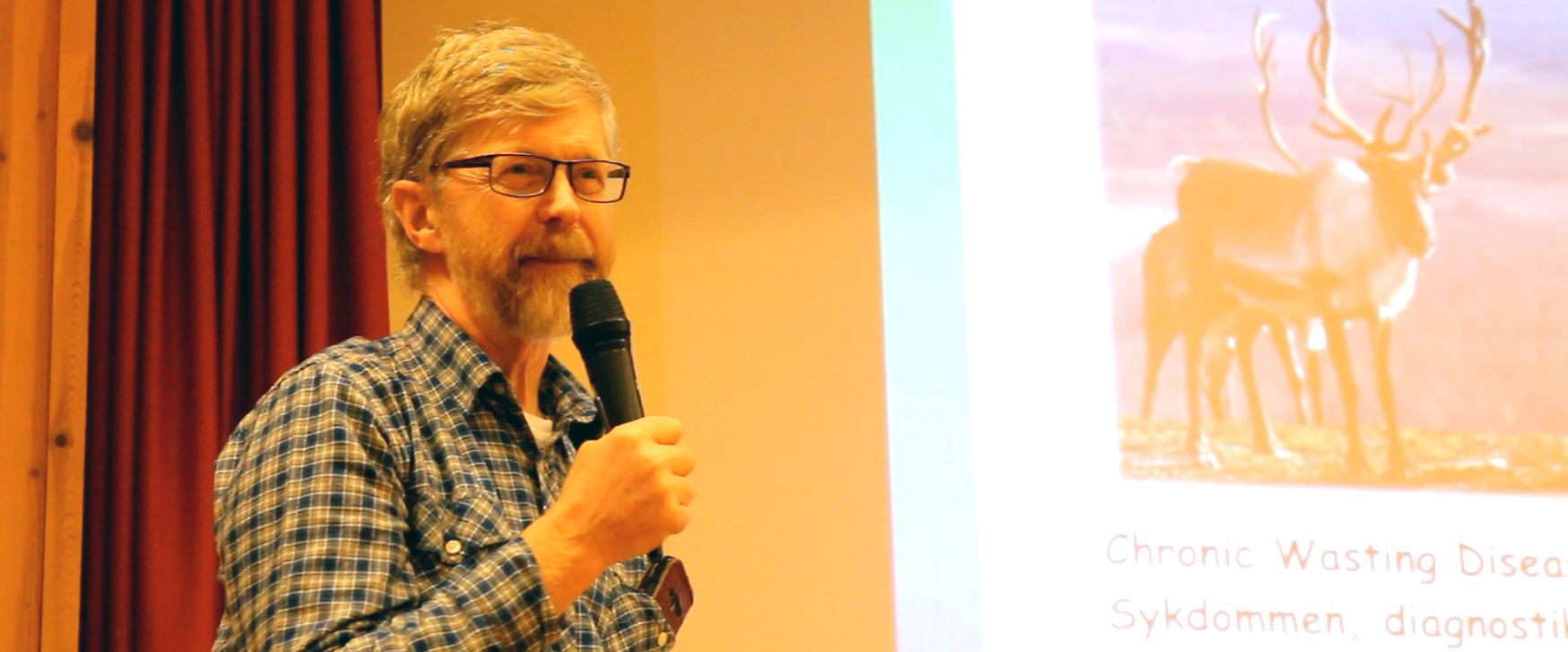 Lars Nesse på eit informasjonsmøte i Ål. Han rosar jegerane for innsatsen. Foto: Anders Mossing