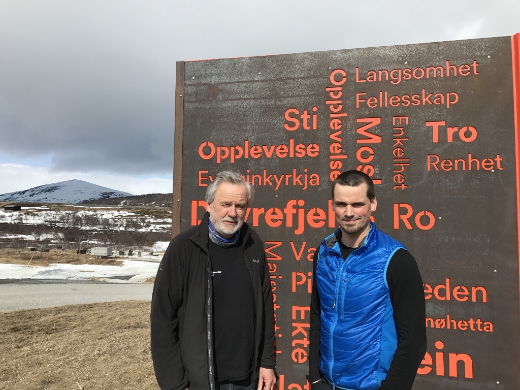 Jo Skorem og Raymond Sørensen foran Info-boksen på Hjerkinn. Foto: Villreinsenteret