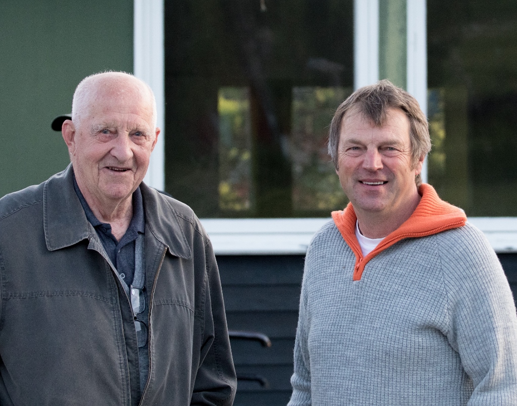 To av dei frammøtte tinndølene på infomøtet i Atrå, båe djupt engasjerte i villreinstamma på Hardangervidda: Bjarne Fuglesteg (t.v.), pensjonist og tidlegare reinsgjetar og reinsjeger og Jon Mårdalen, grunneigar og jeger.