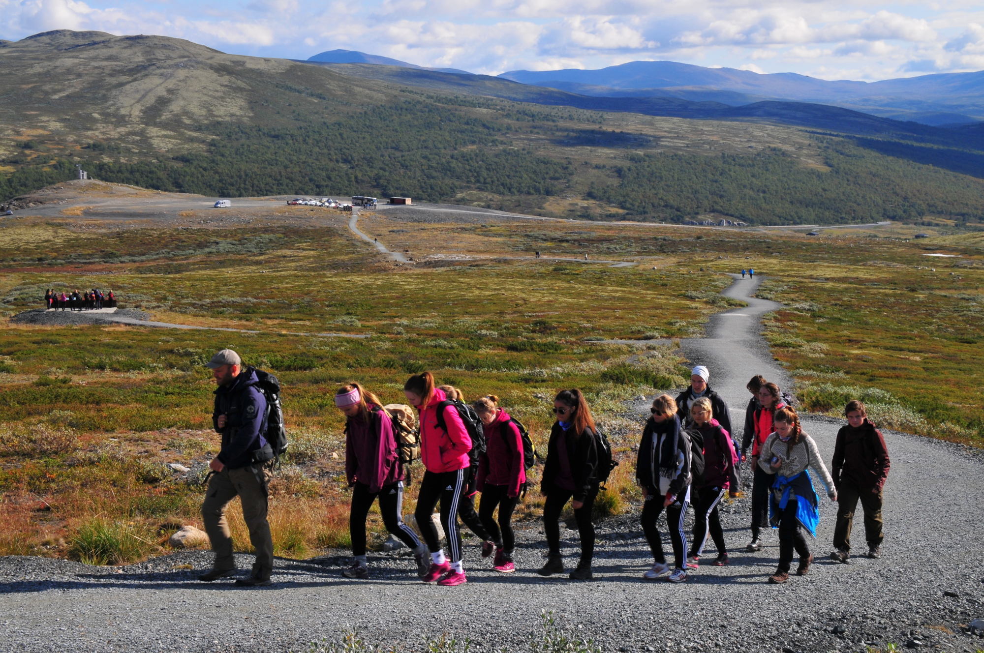 Ei skoleklasse går i følge med naturveiler opp til viewpoint SNØHETTA. Foto: Erik Ydse, SNO.
