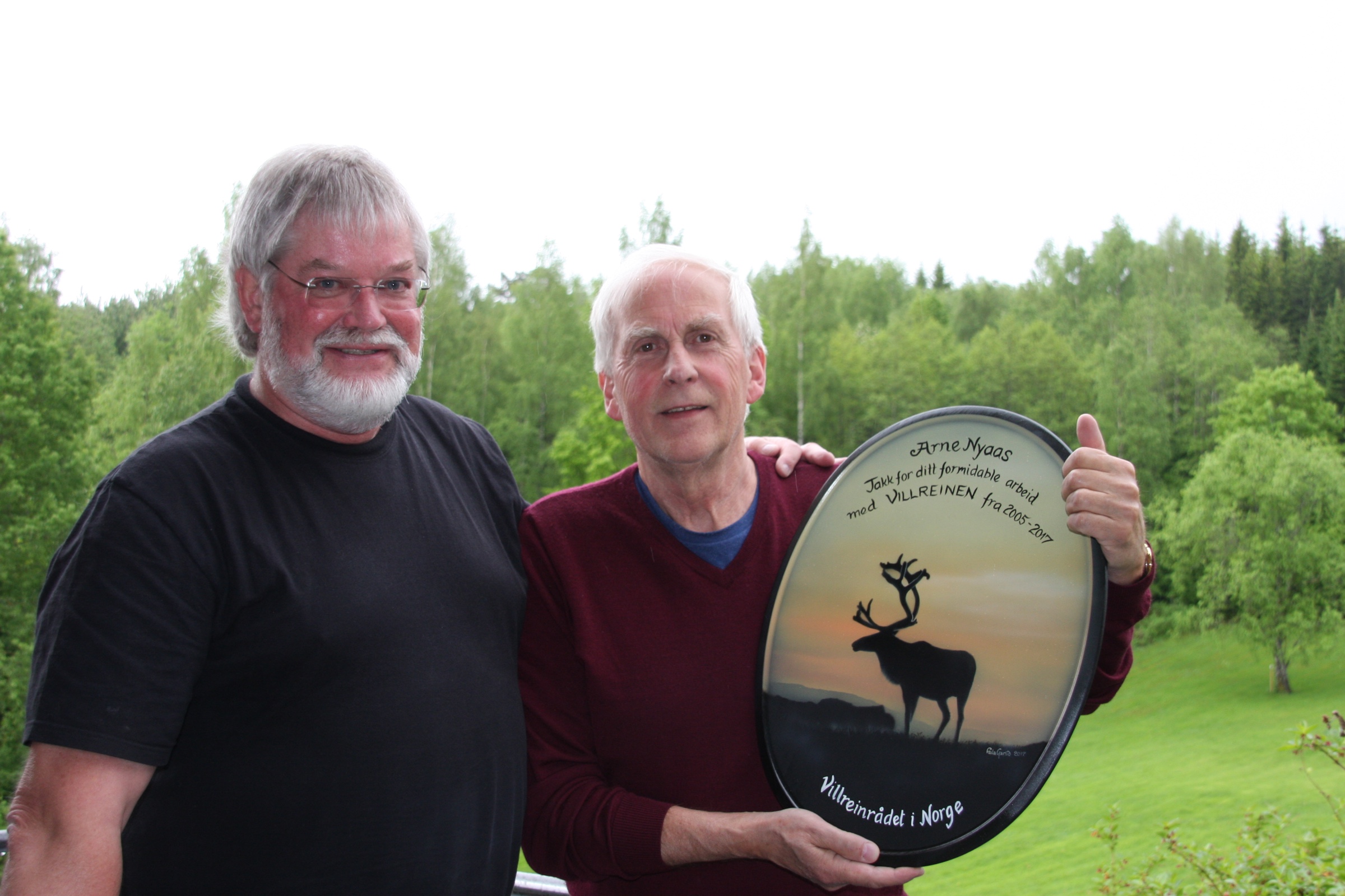 Leder for Villreinrådet i Norge,&nbsp;Øystein Landsgård (t.v),&nbsp;takker Arne Nyaas for hans mangeårig innsats som redaktør for Villreinen.
