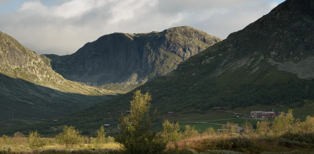 Fjellgarden Bjøberg med Stongeskaret bak, her skal det opp eit sperregjerde. Foto: Kjell Bitustøyl