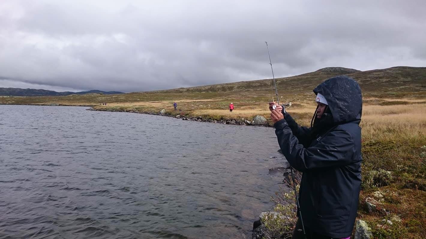 Laureen Wakera Mbogoh prøver fiskelykka for første gong. Foto: Ane Guro Moen
