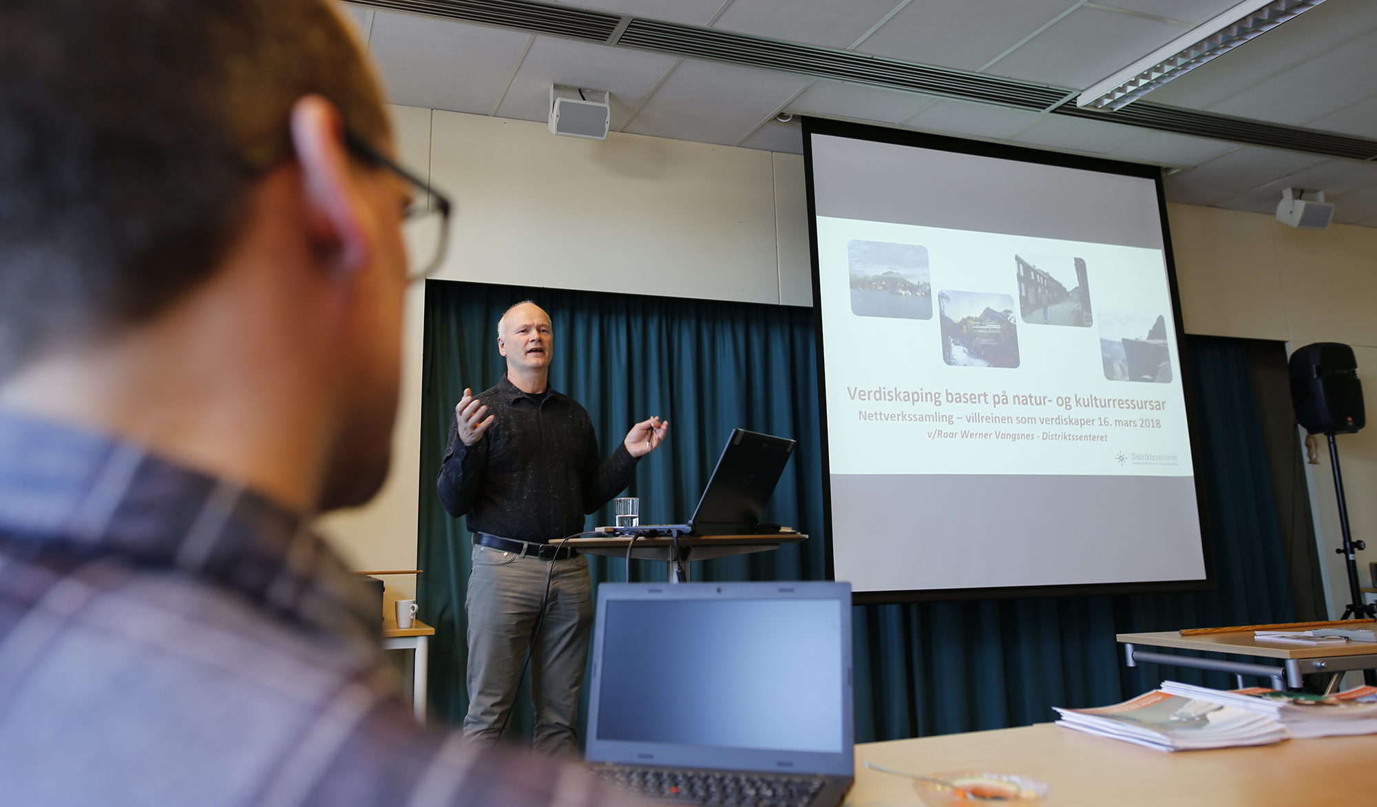 Roar W. Vangsnes fra Distriktsenteret i Sogndal hadde et inspirerende foredrag om verdiskaping basert på natur- og kulturressurser. Foto: Anders Mossing