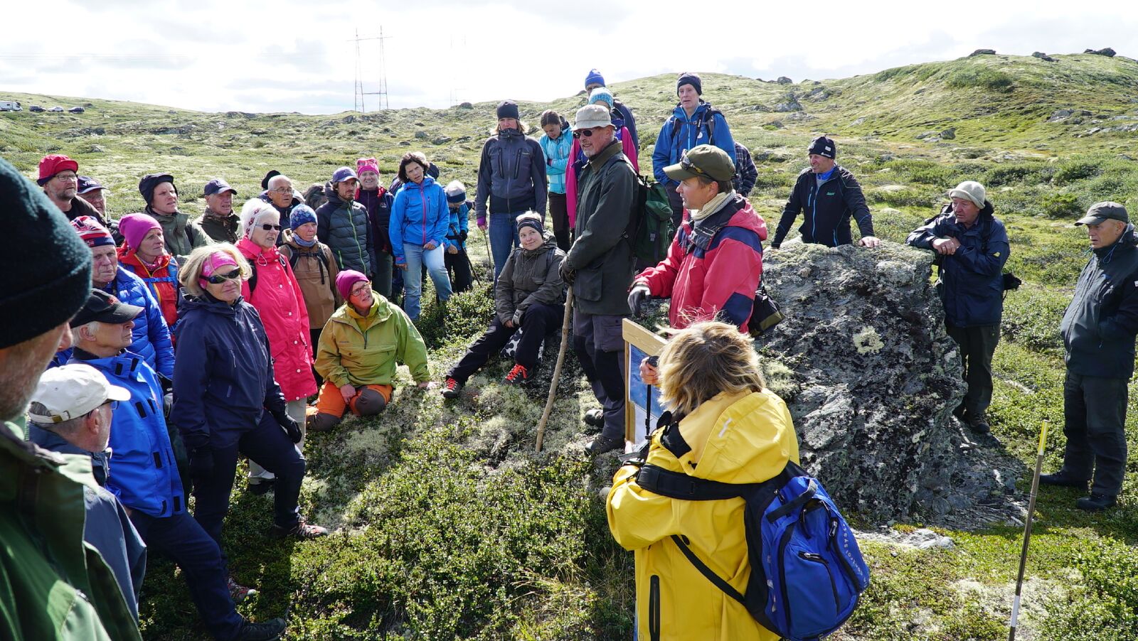 Prosjektleder Brit Solli (i gult) og arkeolog Runar Hole (med tavla) på åpen dag under utgravingene.