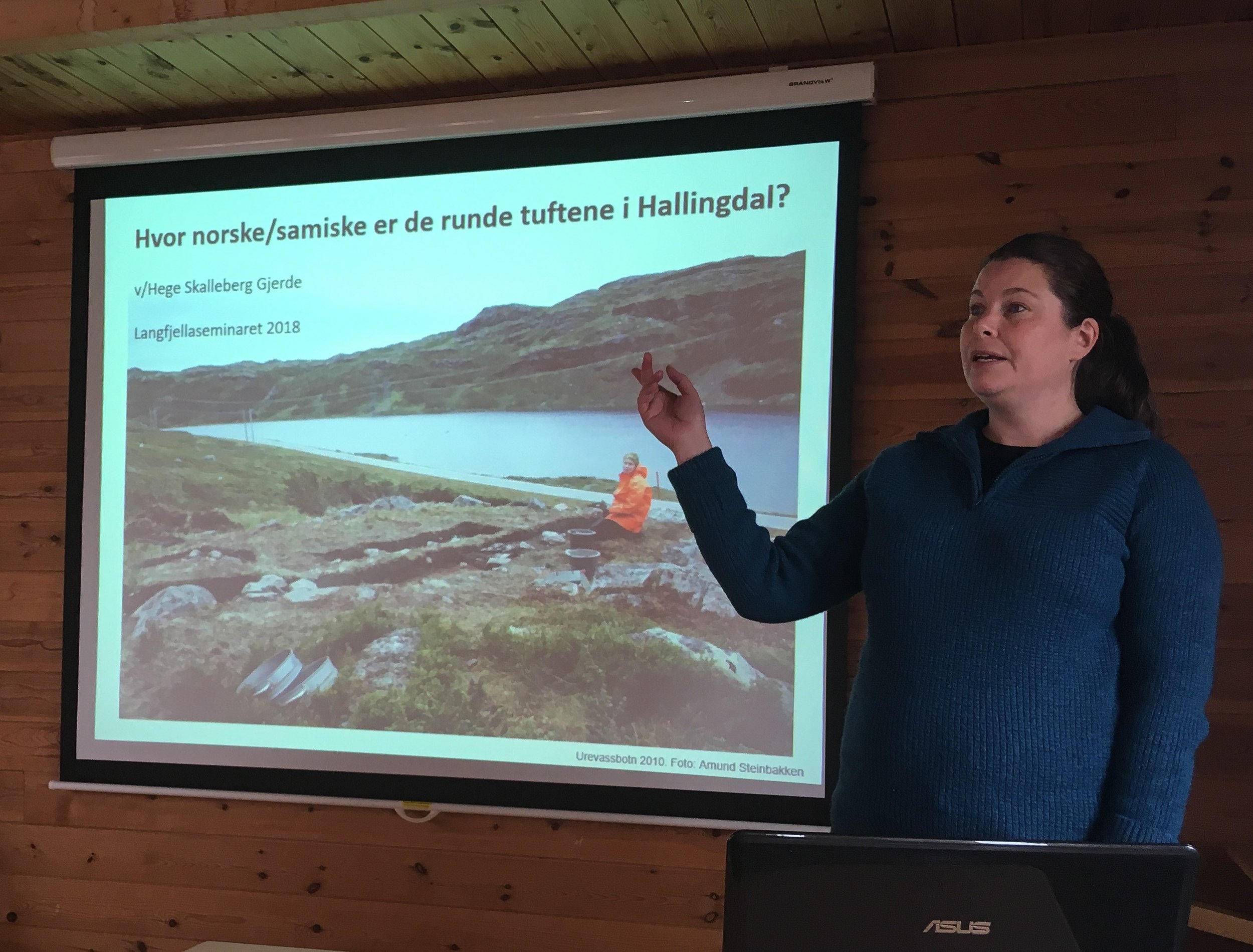 Arkeolog Hege Skalleberg Gjerde har forska på dei runde tuftene i Hol.