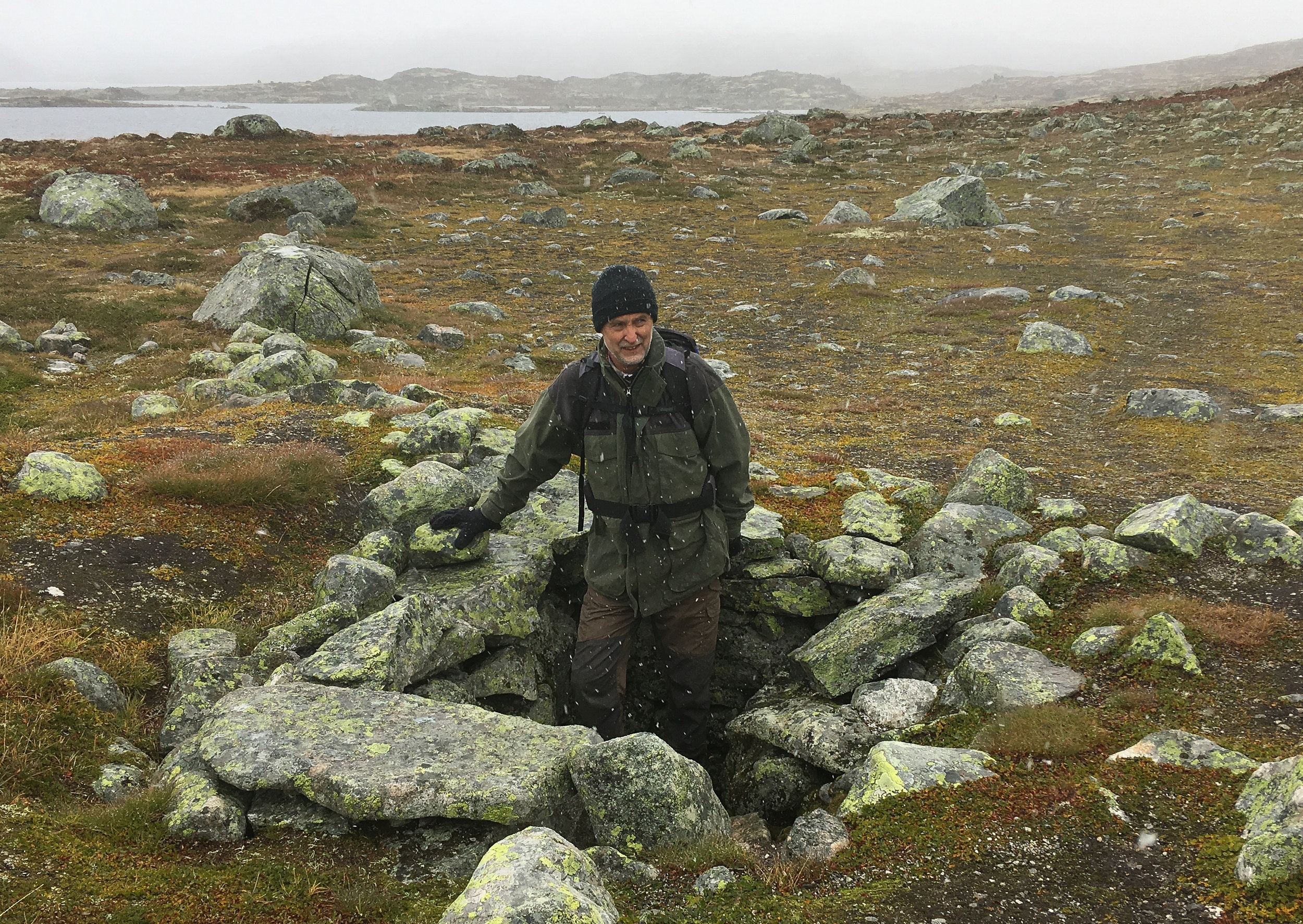 Torstein Seim, ivrig lokalhistorikar frå Hol, her i ei dyregrav ved Drageidfjorden, ikkje langt frå Krækkja turisthytte.