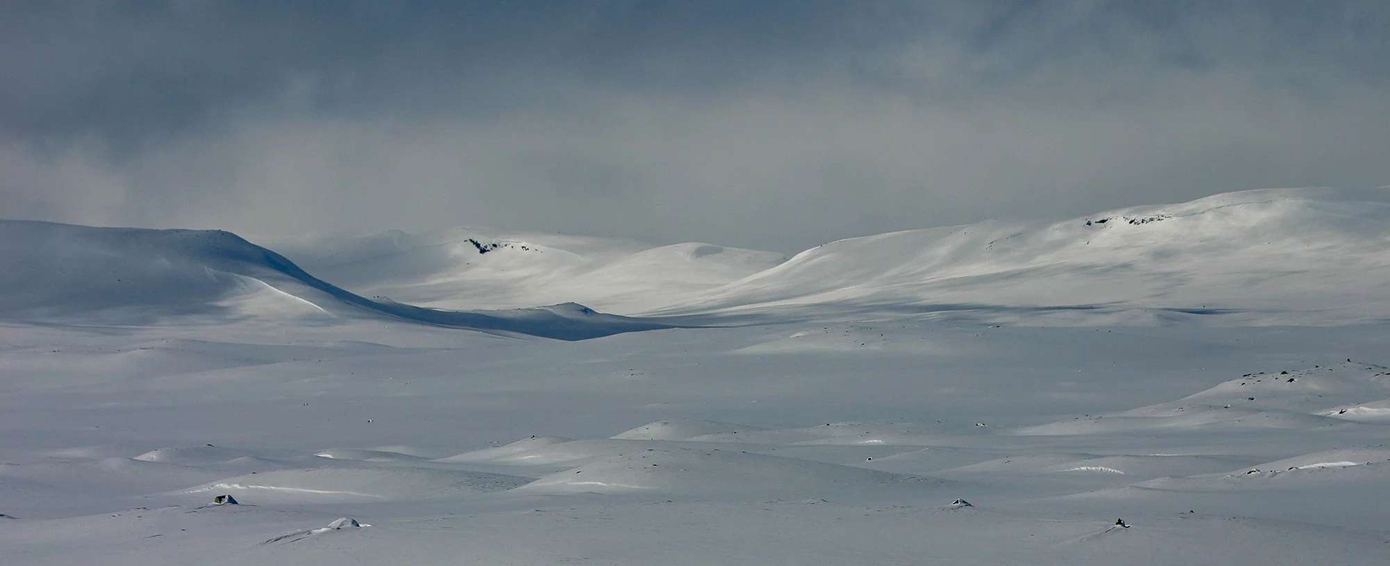 Hardangervidda nasjonalpark: Frå flatvidda mellom Nordmannslågen og Langavatn mot Låghellerbotn i vest. Foto: Kjell Bitustøyl