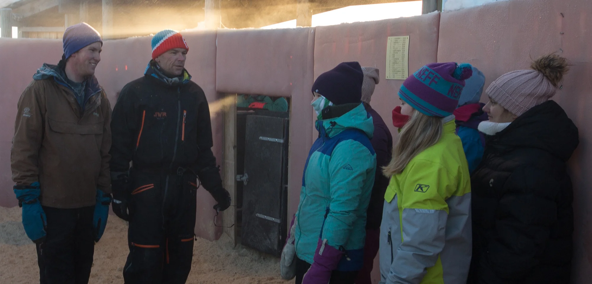 Litt spente 9-klassingar som skal ha nærkontakt med reinsdyra for fyrste gong, instruktørar er Jørn Slettom (t.v.), reinsgjetar i Vågå Tamreinlag og Asgrim Opdal, reinsgjetar og leiar i Filefjell Reinlag. Foto: Kjell Bitustøyl