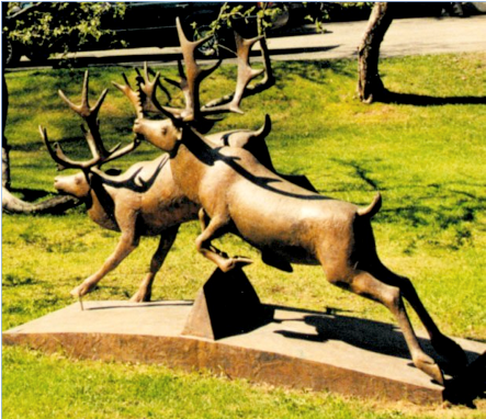 Skulptur bygd på utkastet "Fire reinsdyr på flukt", plassert ved bustadfeltet Fossum Terrasse i Eiksmarka i Bærum. Foto utlånt frå A/S Selvaagbygg