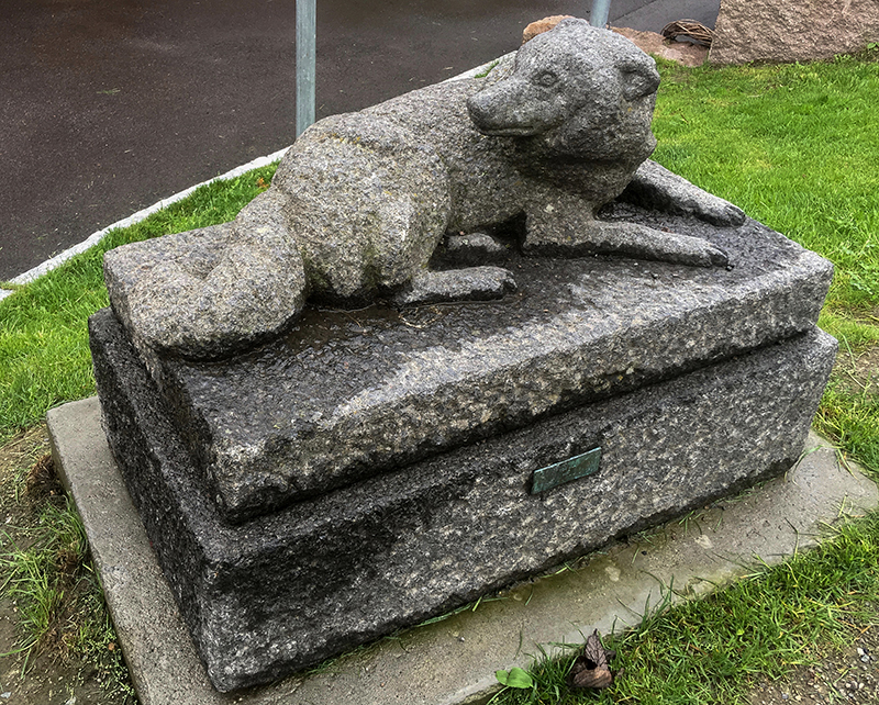 Reinsgjetarhund. Granitt. Ein skulptur av Tors eigen hund, Villgust. Steinskulpturen er å finne i Rådyrveien Borettslag på Veitvedt i Oslo. Foto: Kjell Bitustøyl