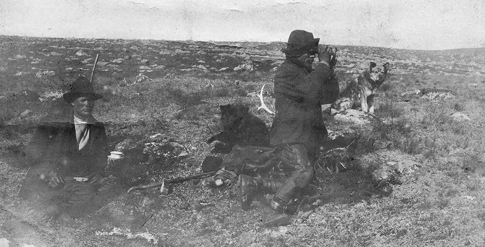 Reinsgjetarar på jobb på Hardangervidda, kanskje for Telemarken Reinsdyrselskap, Halvor Loftsgarden frå Rauland (t.v.) og sørsamen Nils Thomas Nilsen (1854-1913), opphavleg frå Namdalen. Tidspunktet er usikkert, og biletet må vera frå før 1913. Det som er kjent er at Nils T. Nilsen var reinsgjetar i 20 år, fyrst for Lars Berunuten, seinare for Rauland Reinkompani og Telemarken Reinsdyrselskap. Foto utlånt av Solveig Loftsgarden