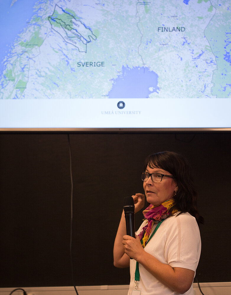 Kajsa Kuoljok er etnolog tilsett ved Àjtte museum i Jokkmokk, ho driv med ein doktorgrad knytt til temaet bruk av GPS-sporing i reindrifta, sett i samanheng med tradisjonell samisk kunnskap om reinen som er bygt opp gjennom generasjonar. Dette kan k…
