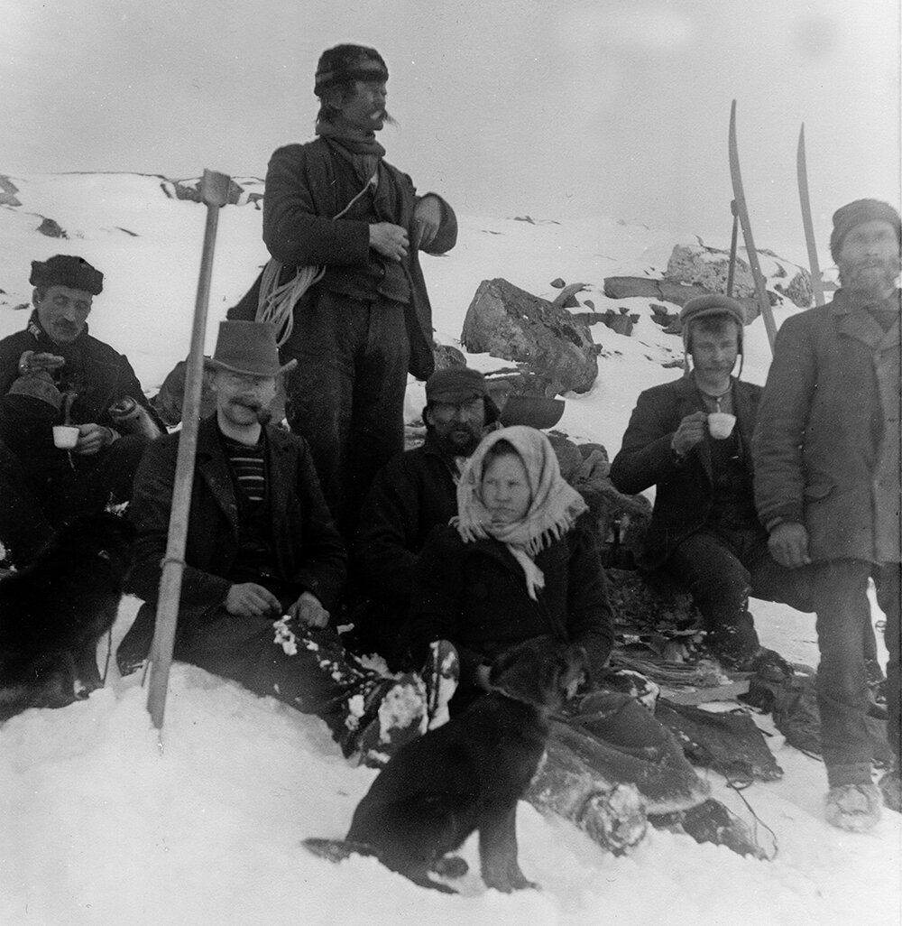 Sørsamiske reinsgjetarar frå Jomafjellfamilien i Tinn i Telemark på byrjinga av 1900-talet. Legg merke til dei to skistavane med ein skovl på toppen, dei er typiske innafor den sørsamiske reingjetartradisjonen. Foto utlånt av Sigmund Holte.