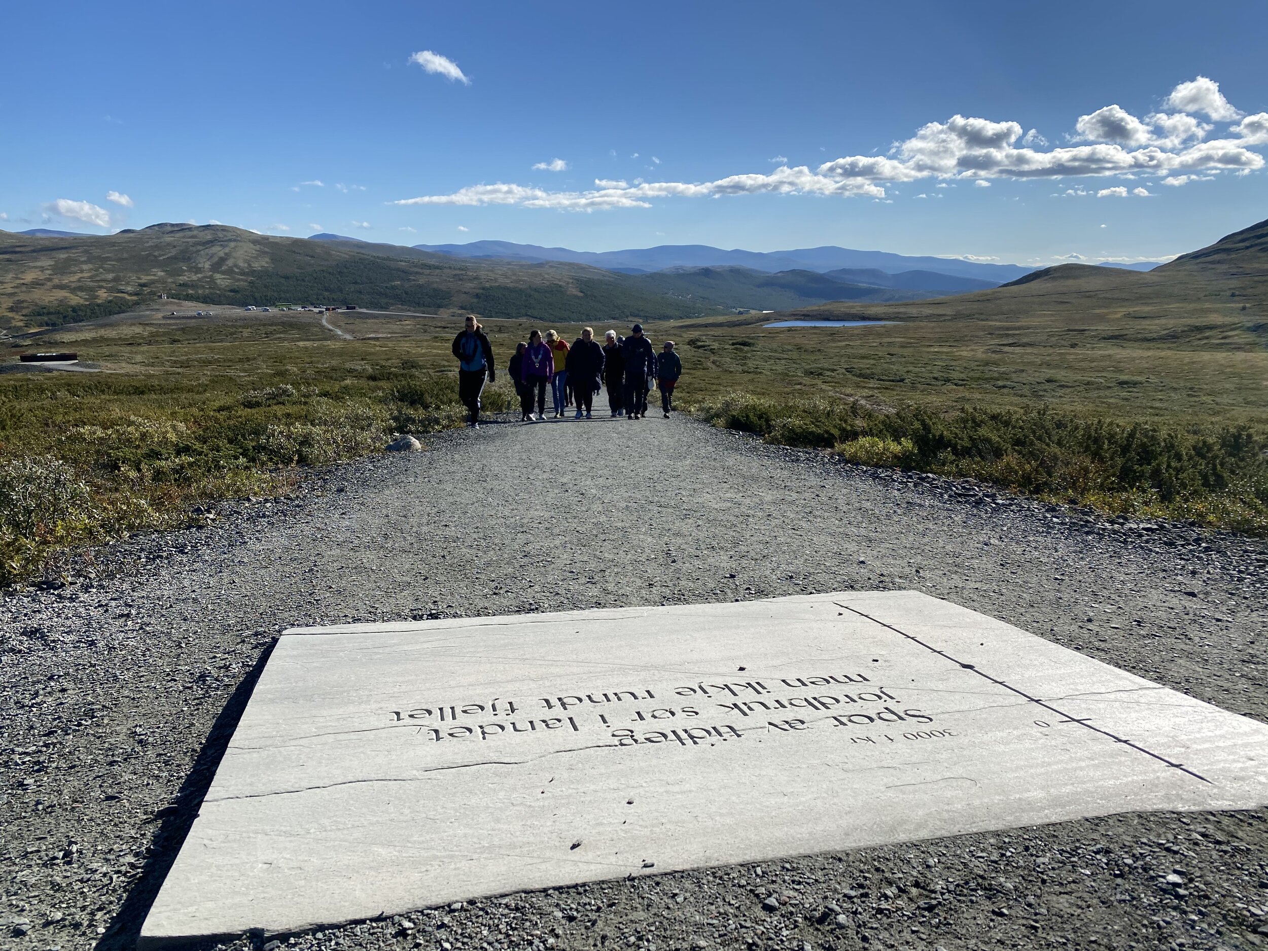 På vei opp stien til viewpoint SNØHETTA. Nitten skiferheller forteller om samspillet mellom folk og villrein de siste 10 000 årene.