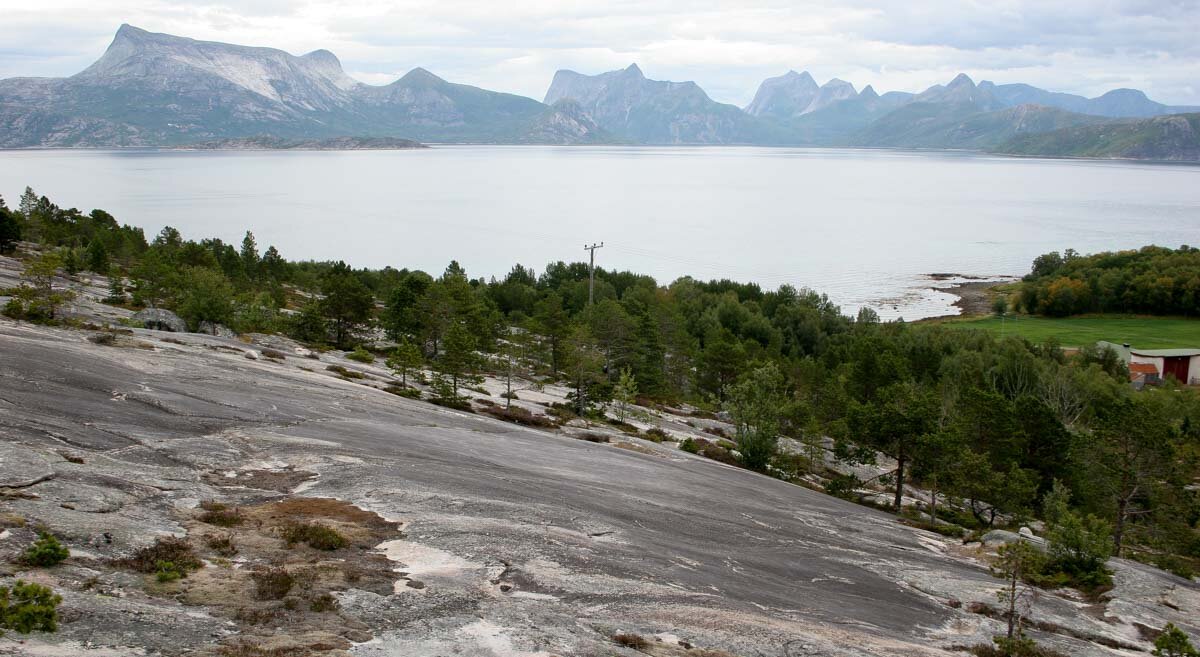 Utsyn over Tysfjord og helleristningsfeltet på Leiknes Foto: Kjell Bitustøyl