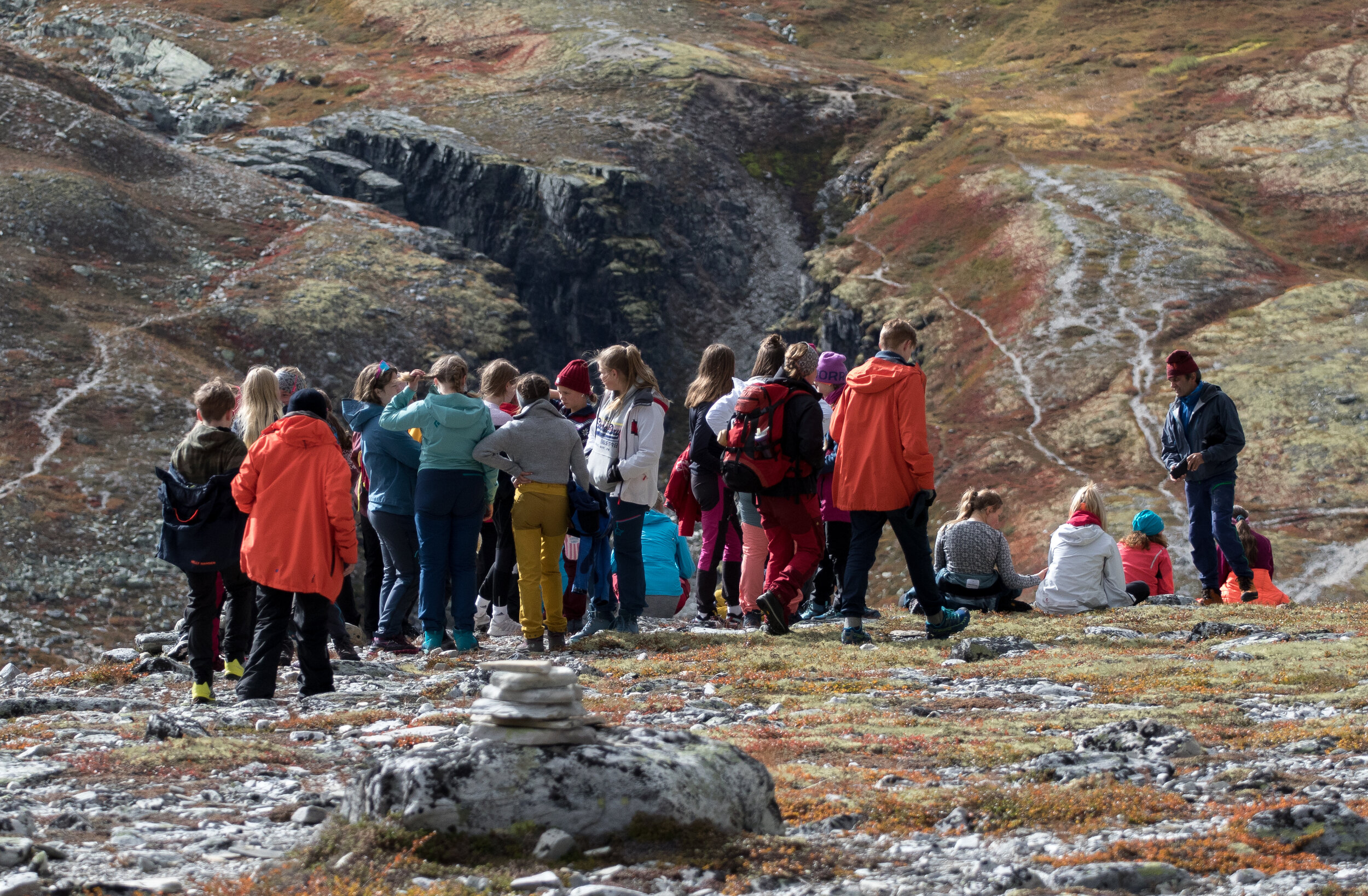 Åttandeklasse frå Otta ungdomsskule på tur i Rondane. Jutulhogget ved Rondvassbu i bakgrunnen. Foto: Kjell Bitustøyl
