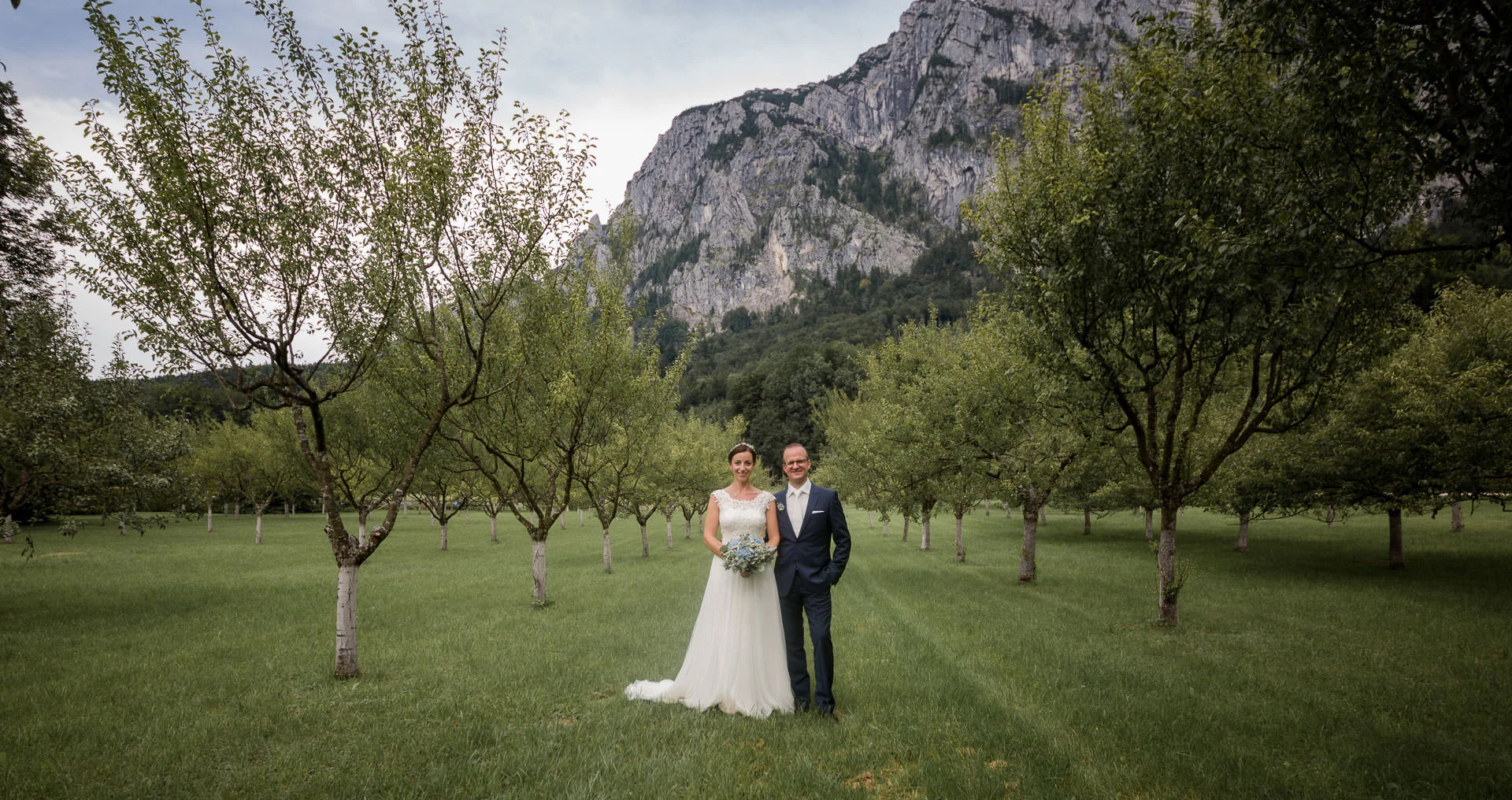 Paar_Hochzeit_Attersee_Steinbach_Garten.jpg