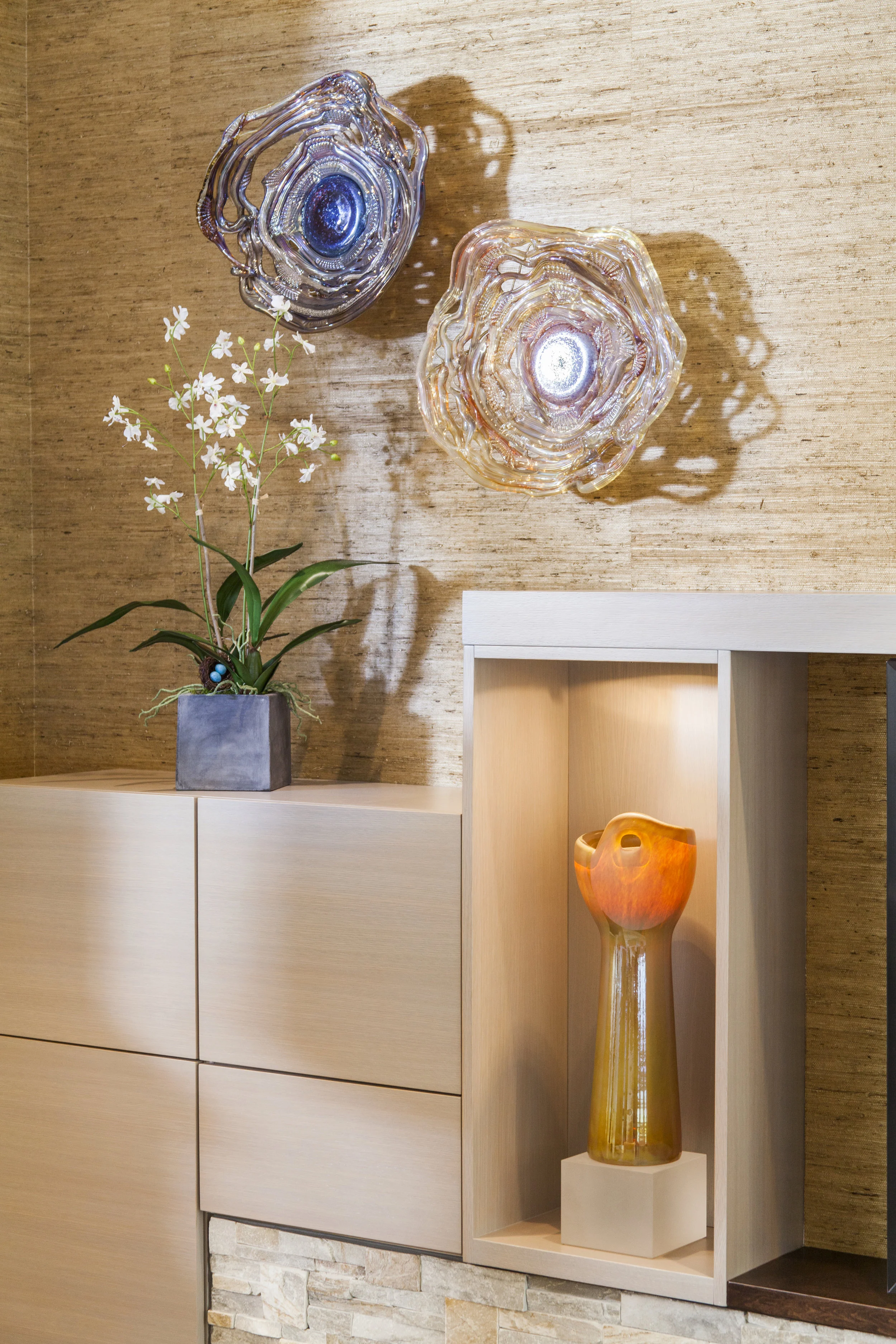 Light and shadow add to the texture and movement of this three-dimensional décor. Kevin Seifert Photography