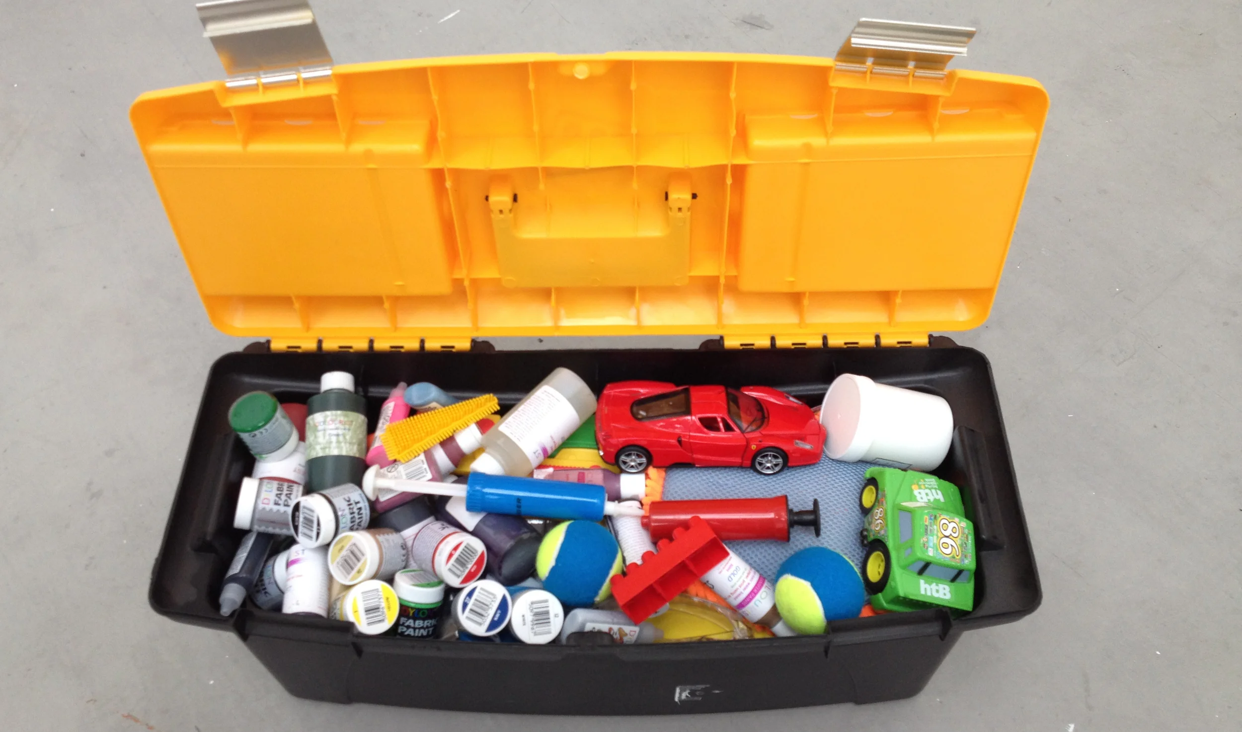 Cars, balloon pumps, tennis balls, water pistols, stickle and lego bricks, flip flops, and skateboards… Old and broken everyday objects become the tools for resilient creativity...