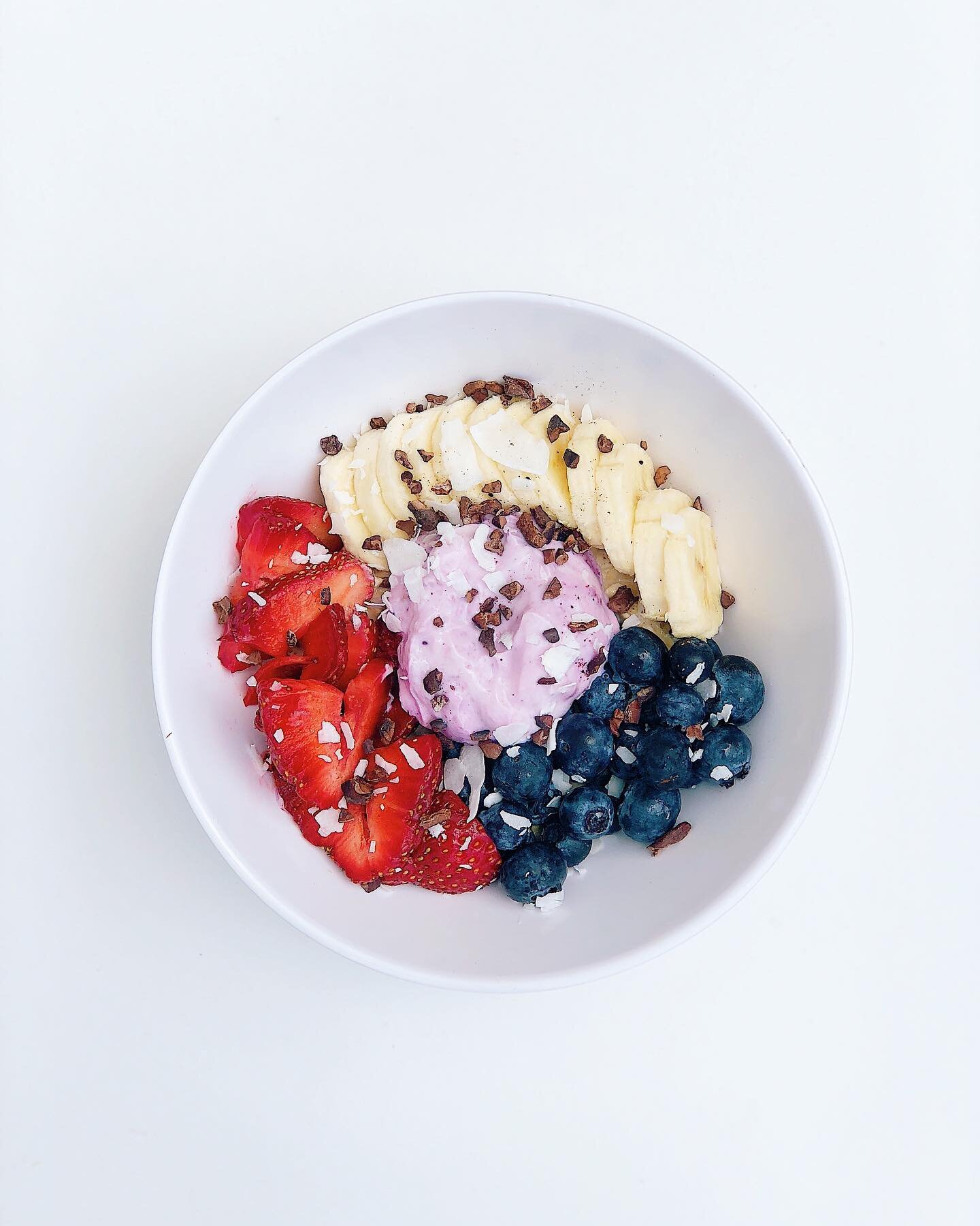 A seasonal fav - bircher muesli 😋 Overnight oats, coconut blueberry yogurt, strawberry, banana, blueberry, cocoa nibs, coconut flakes!!!! Gluten free &amp; vegan as is ✨