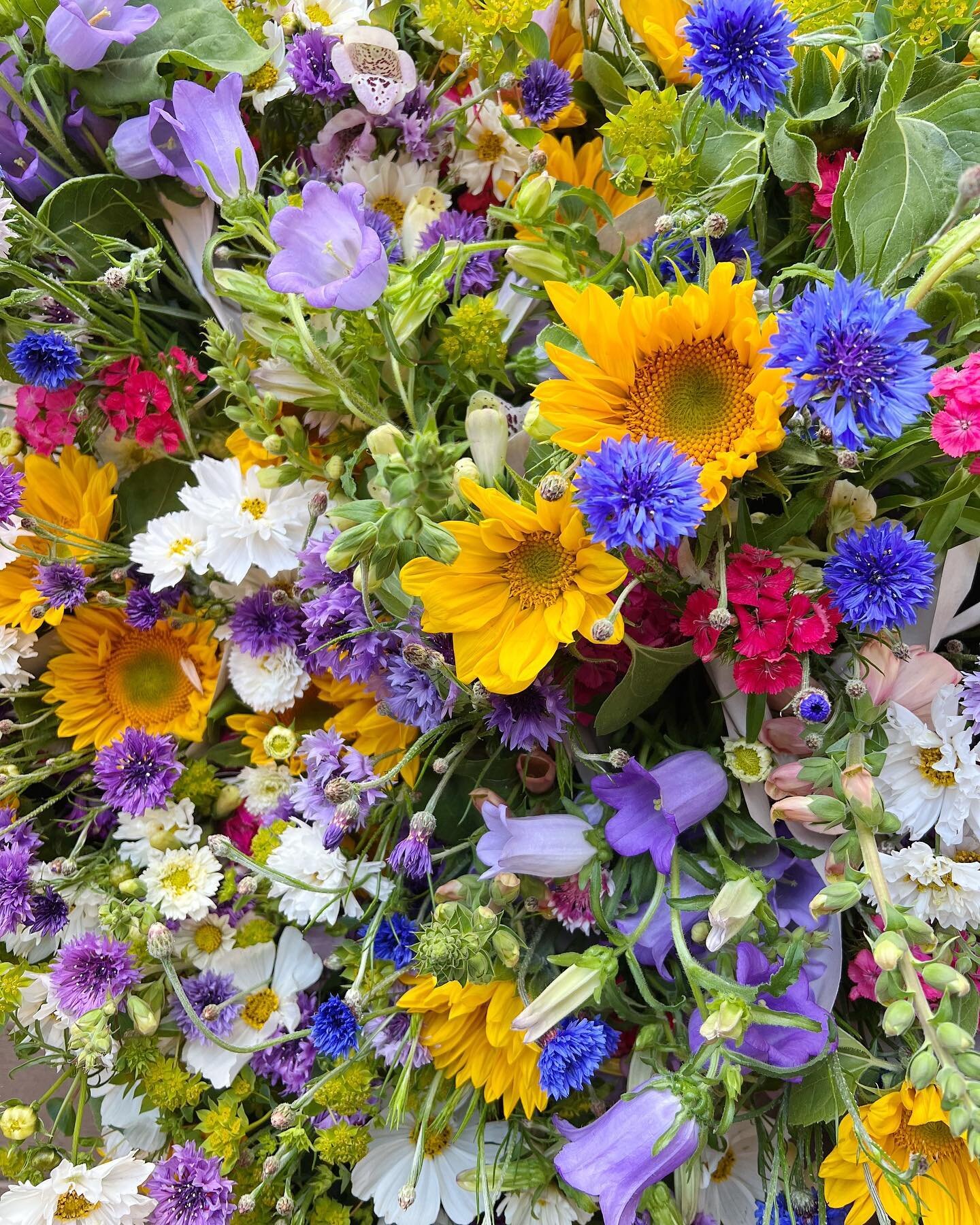 Some beauty for your feed on this Friday morning 🤩 Flower bouquets still available, come snag one to ring in the weekend 🌸