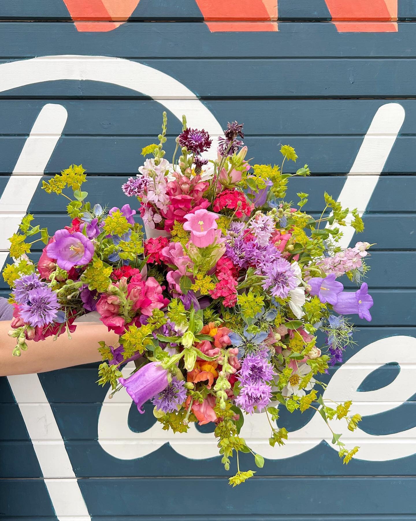 We 💛 @splitacrefarm!!!! Fresh flower delivery every Thursday ✨