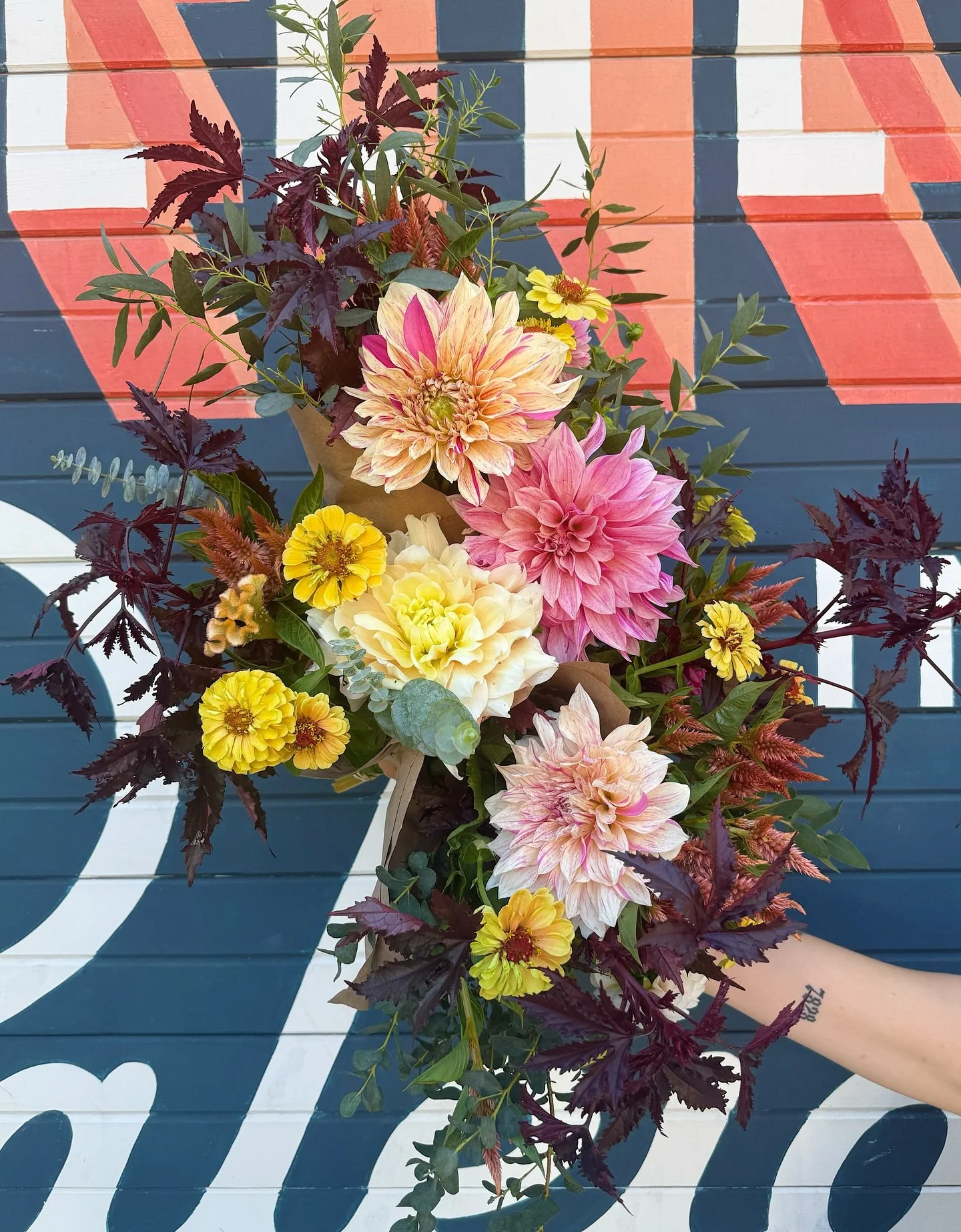 OMG. Okaaaay @splitacrefarm is really showing off with these STUNNING bouquets 🤩 come quick y&rsquo;all.