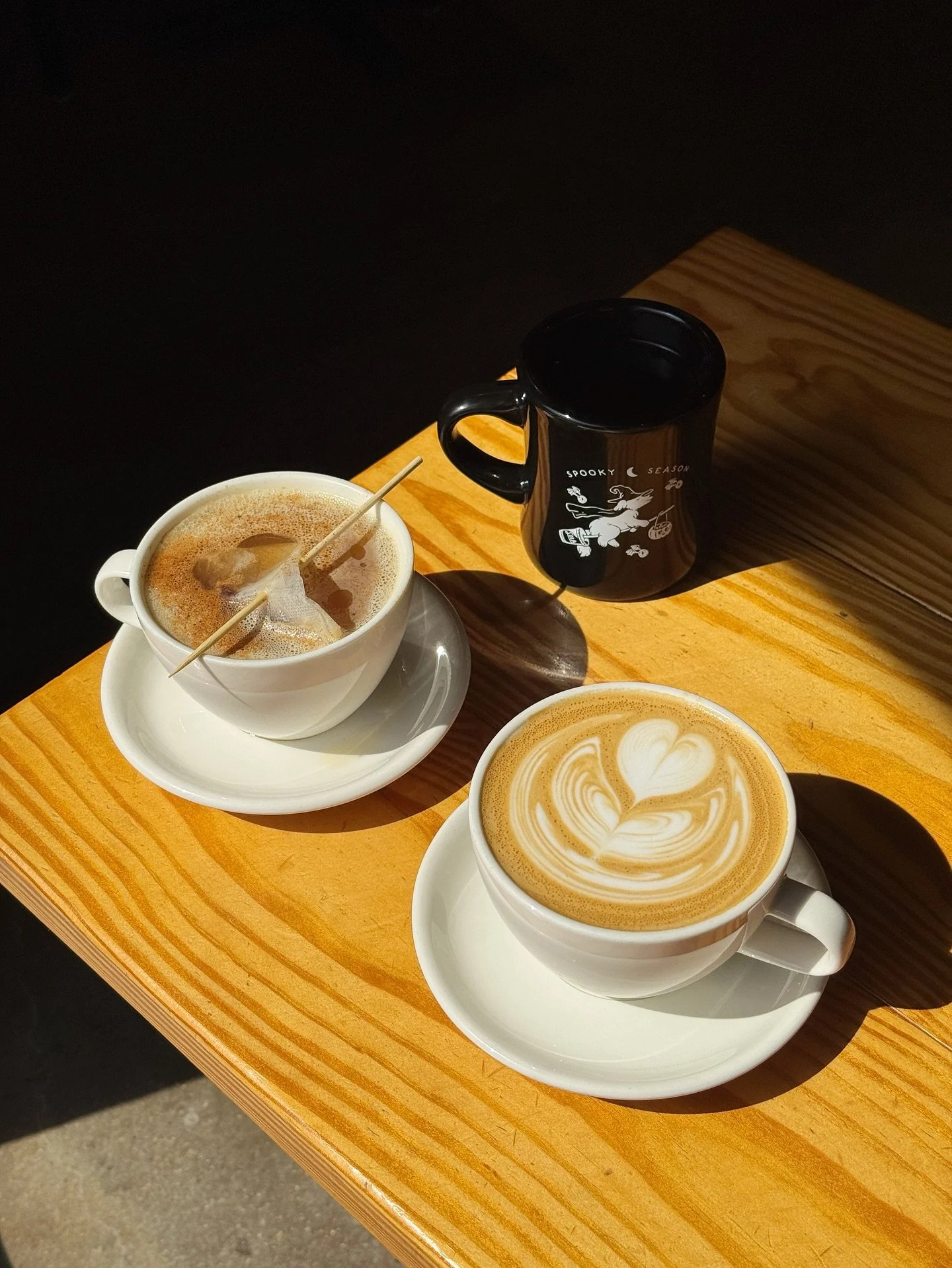 Happy first day of fall 🍂🍁 Fall arrives at the shop tomorrow!!! Starting off with our seasonal drink line up ~ 

PUMPKIN HONEY LATTE 🎃
house-made syrup can be added to any drink! 

CINNAMON PLUM APPLE CIDER 🍎
rishi cinnamon plum steeped in apples