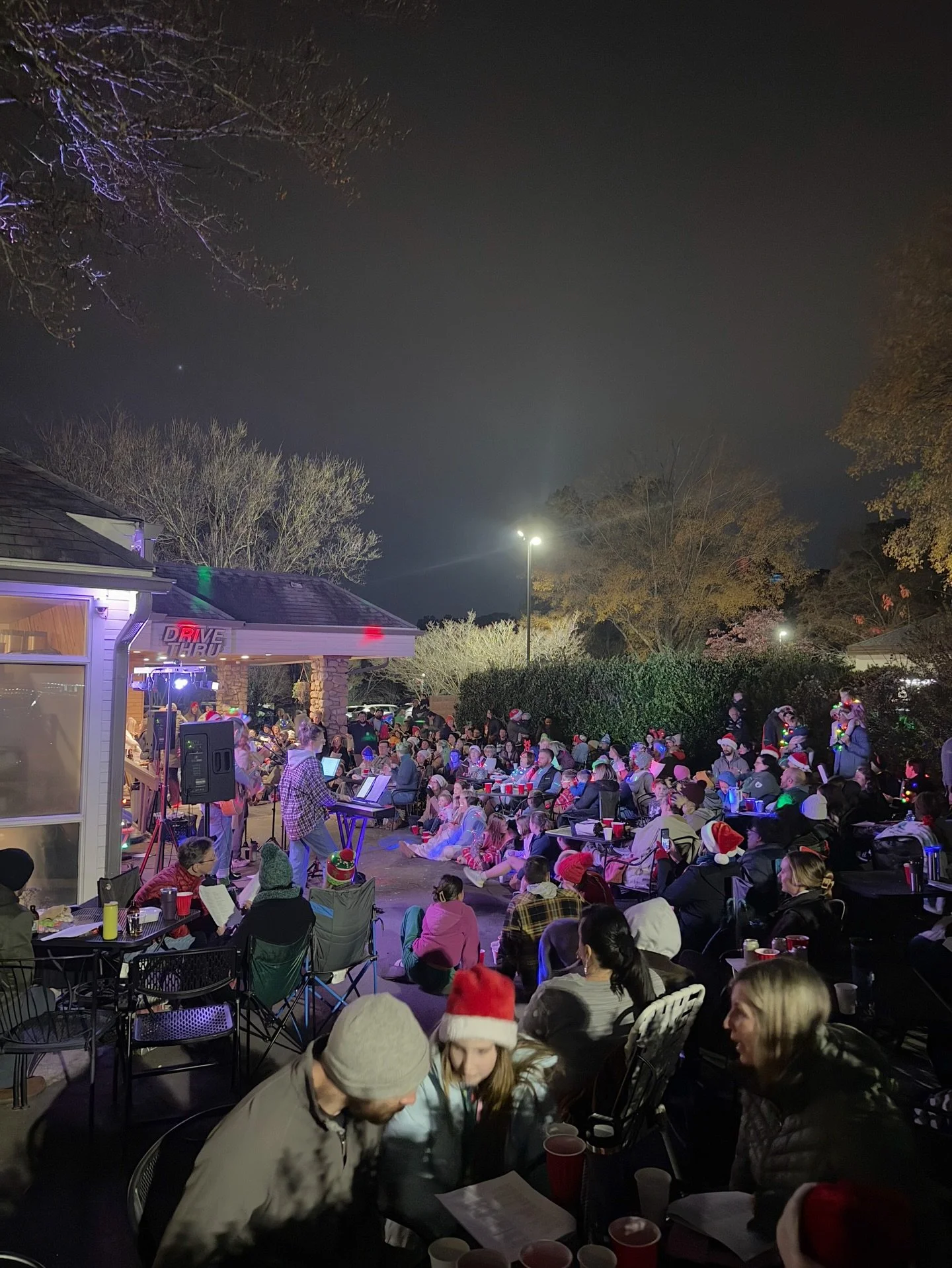 SEE YA SUNDAY FOR THE CHRISTMAS SING-A-LONG ON THE BACK PATIO 🎄🎶 Food opens @ 5pm from our new neighbors @longleafswinebbq! Music starts @ 6! 

You know the deal. Free cider. Beer &amp; wine available. Bundle up, bring chairs if ya got em, squeeze 
