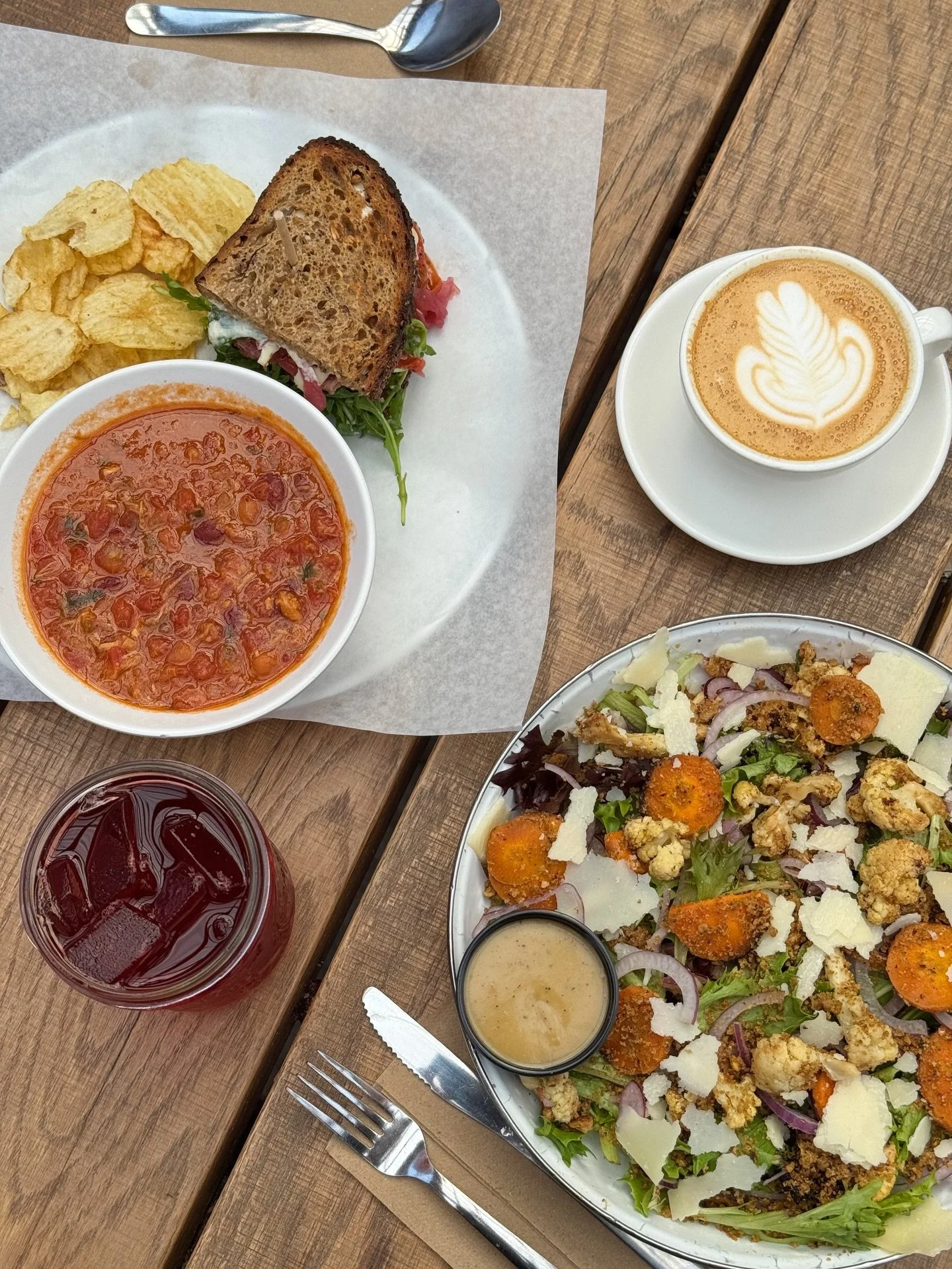 Bites from the winter lunch menu 🤩 See ya for lunch today!!!

Our seasonal roasted veggie salad alongside a half sammie &amp; half soup featuring our roast beef, chicken chili &amp; as always a lil&rsquo; side of chips❗️Chicken chili only available 