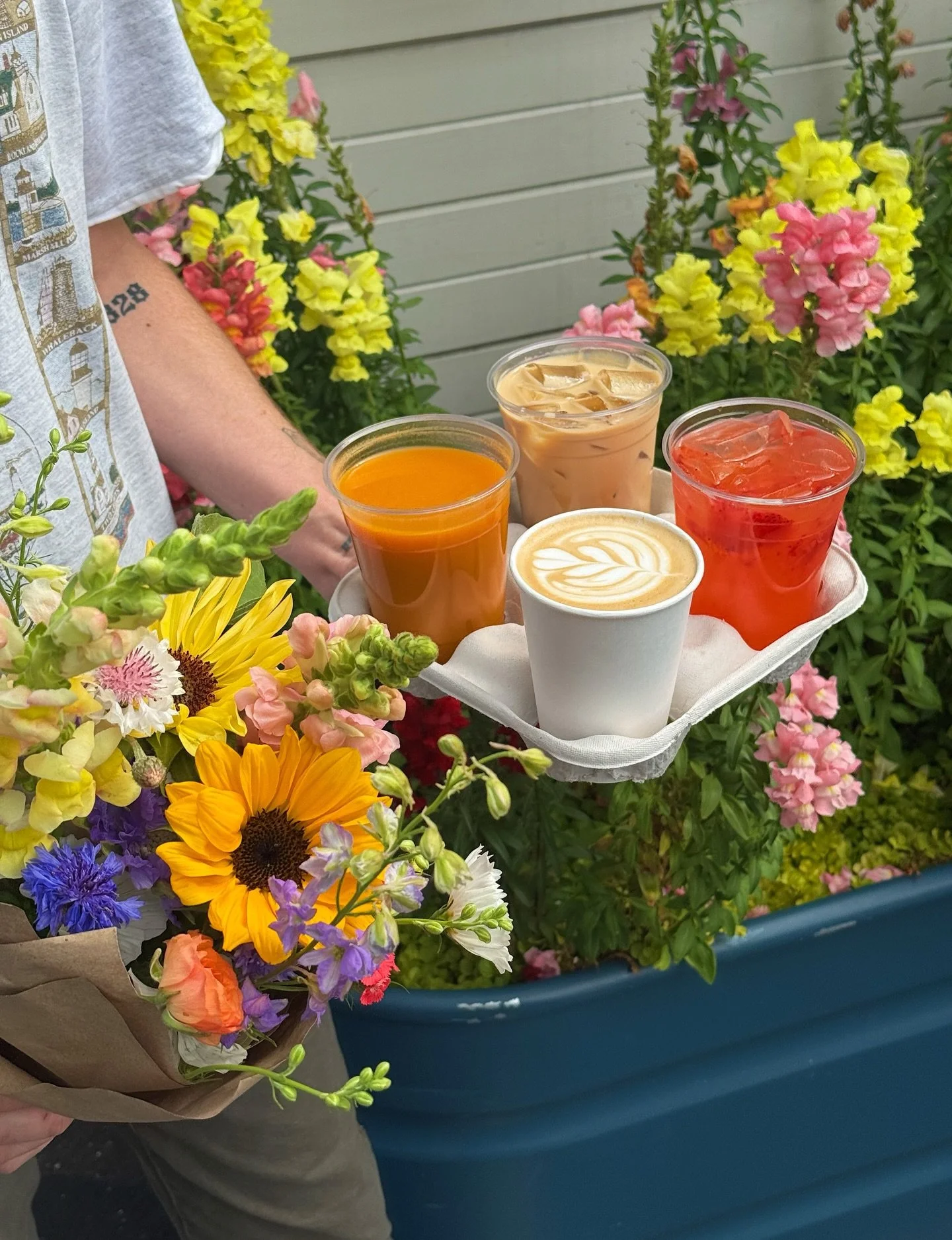 Tasty spring drinks &amp; happy flowers to ring in the weekend 🌻 Looking forward to spending it with you!!!