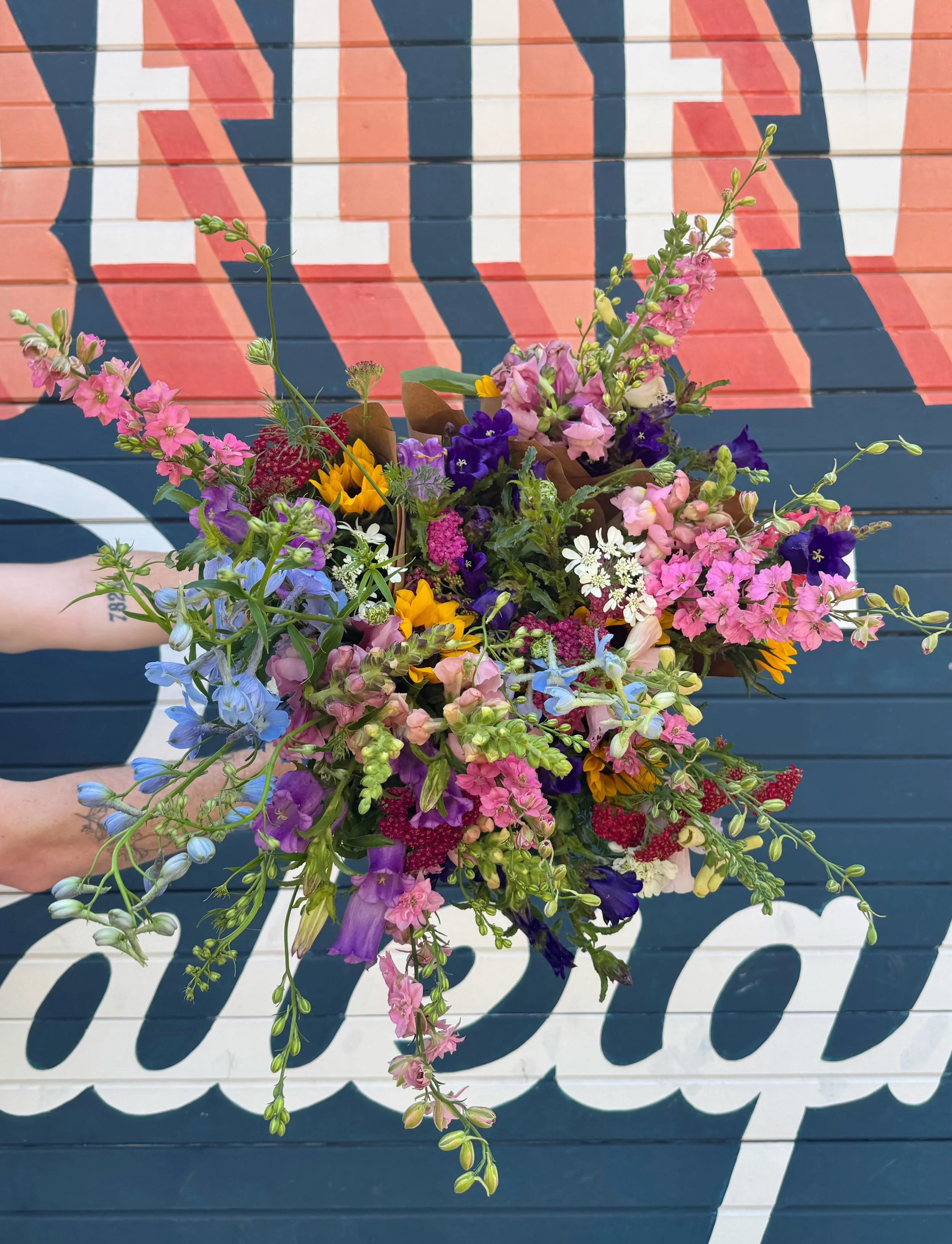 Oh my these bouquets @splitacrefarm landed today are gorgggg!!!! Swing by on this lovely Thursday to snag a bouquet &amp; get your Sola fix 💐☕️