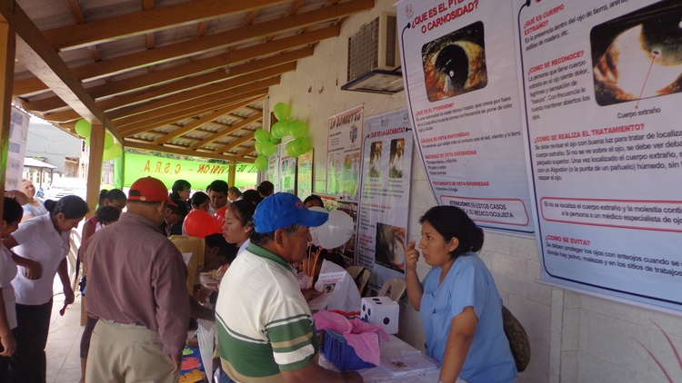   Patients waiting in line outside the Consejo Salud de Andino Rural&nbsp;for free exams and treatment.  