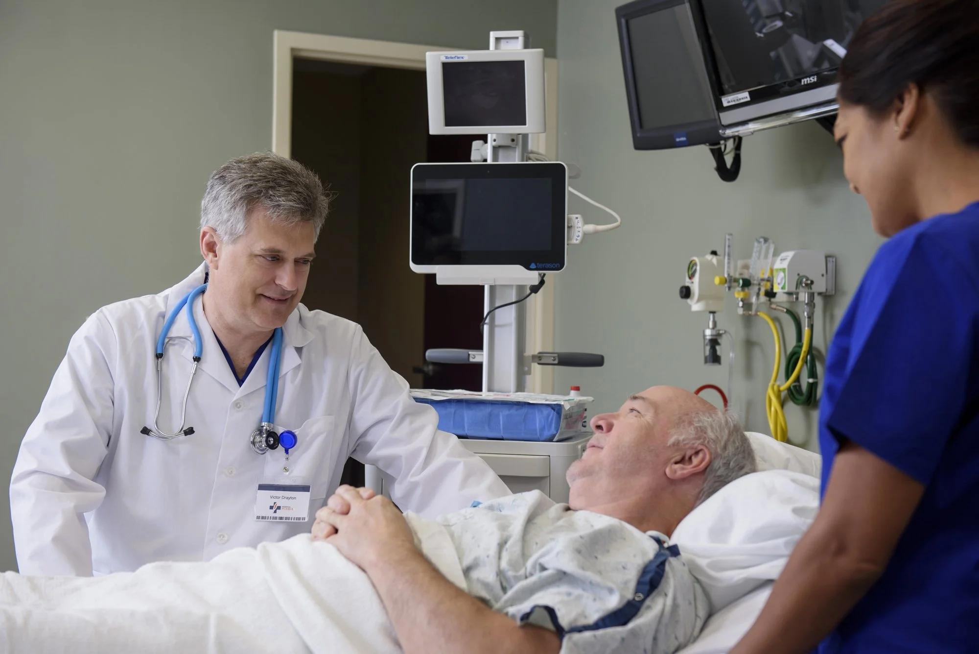 Doctor talking to hospitalized patient.jpg