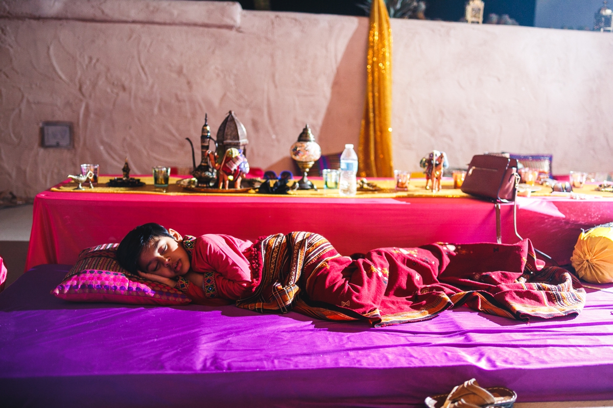 funny-indian-wedding-moment-sleeping-boy-mehndi-ceremony